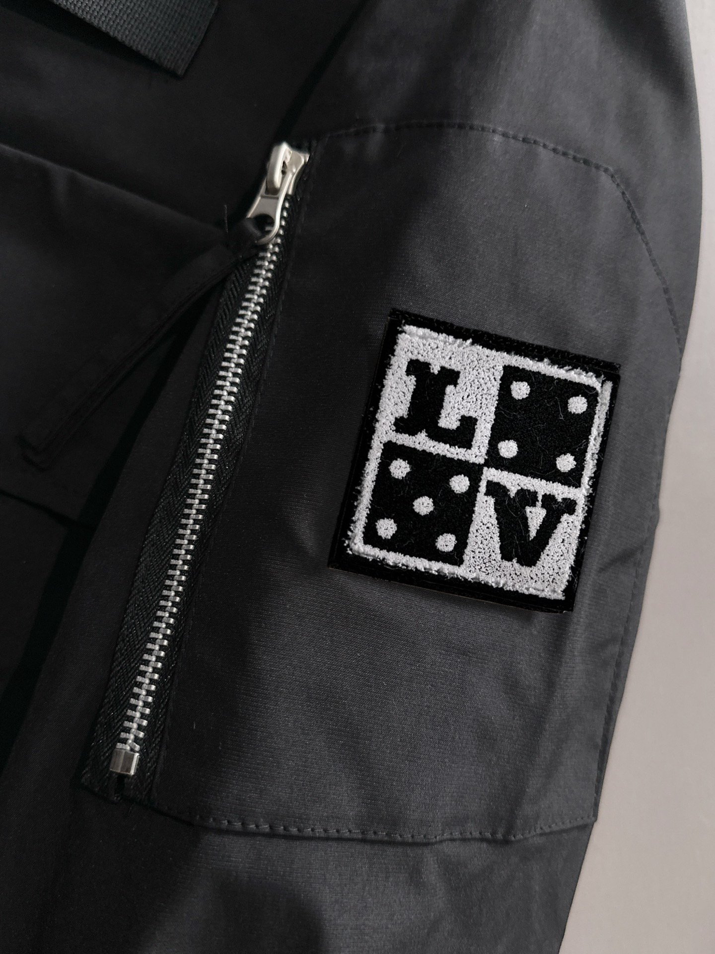 Louis Vuitton LV2026春季最新款拉链风衣冲锋衣夹克外套 三标齐全 定制定染尼龙面料 整体休闲又上档次