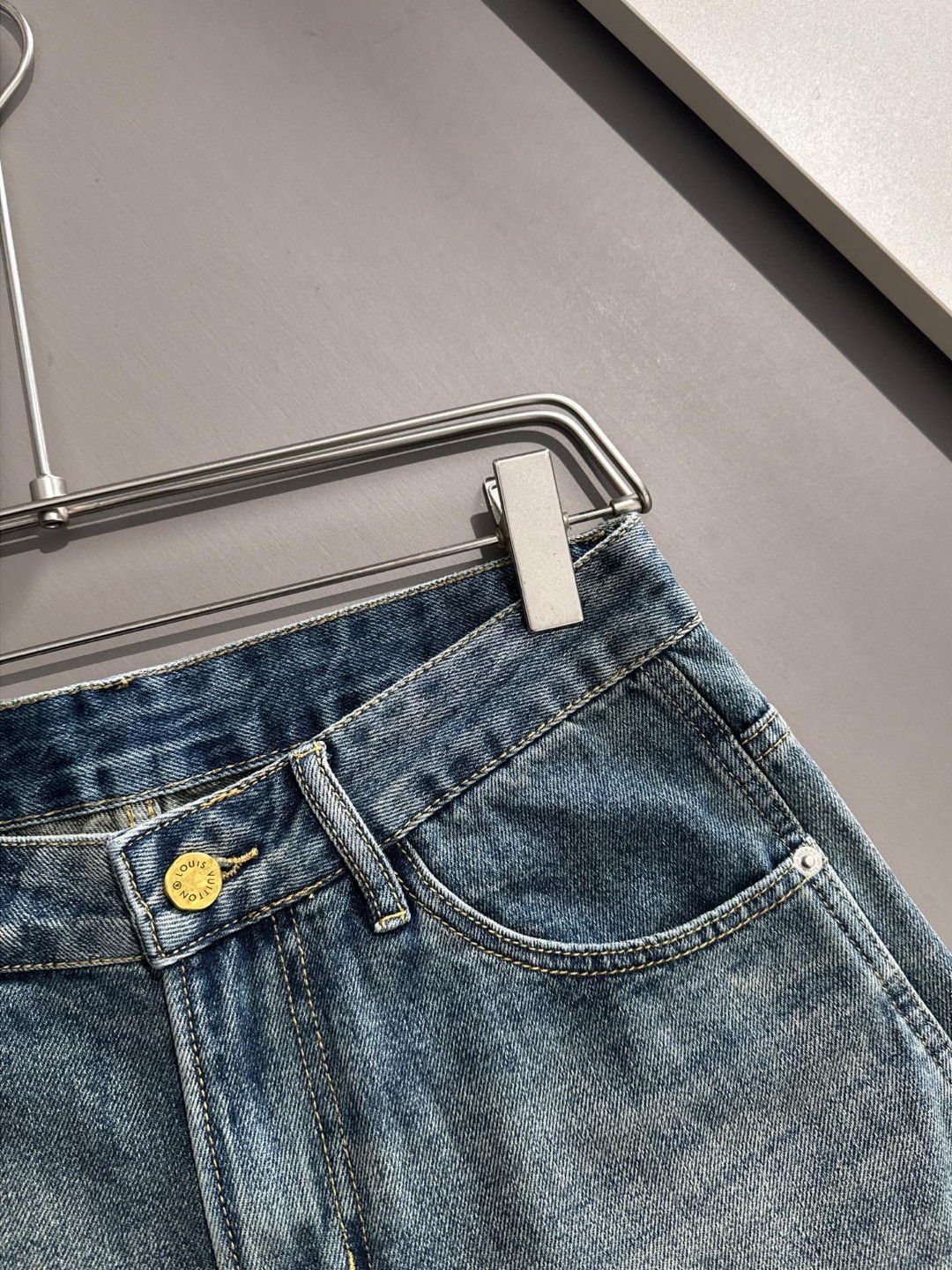 Louis Vuitton LV2026春夏新品牛仔裤牛仔短裤 采用进口客供日本Denim平纹棉质牛仔面料梭织生产