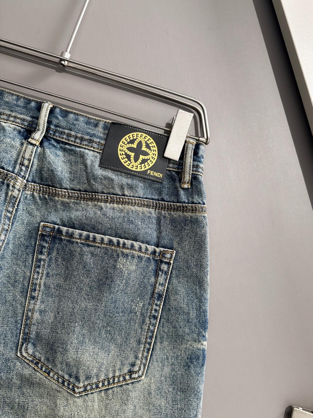 Fendi 芬迪2026春夏新品牛仔裤牛仔短裤 采用进口客供日本Denim平纹棉质牛仔面料梭织生产