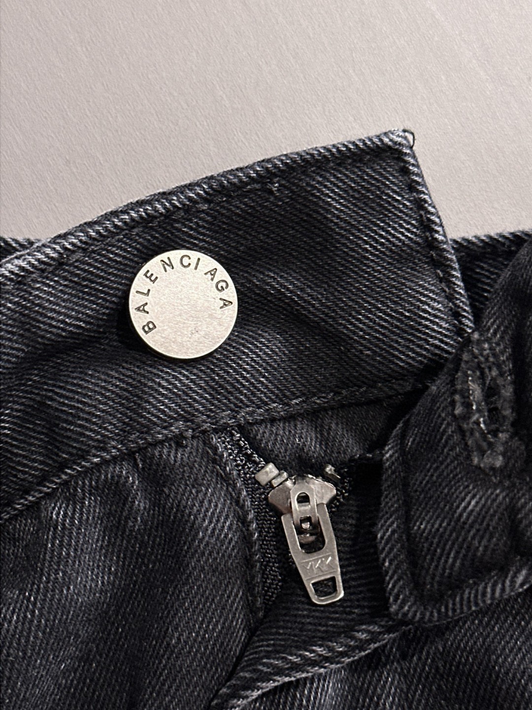 Balenciaga 巴黎2026春夏新品牛仔裤牛仔短裤 采用进口客供日本Denim平纹棉质牛仔面料梭织生产