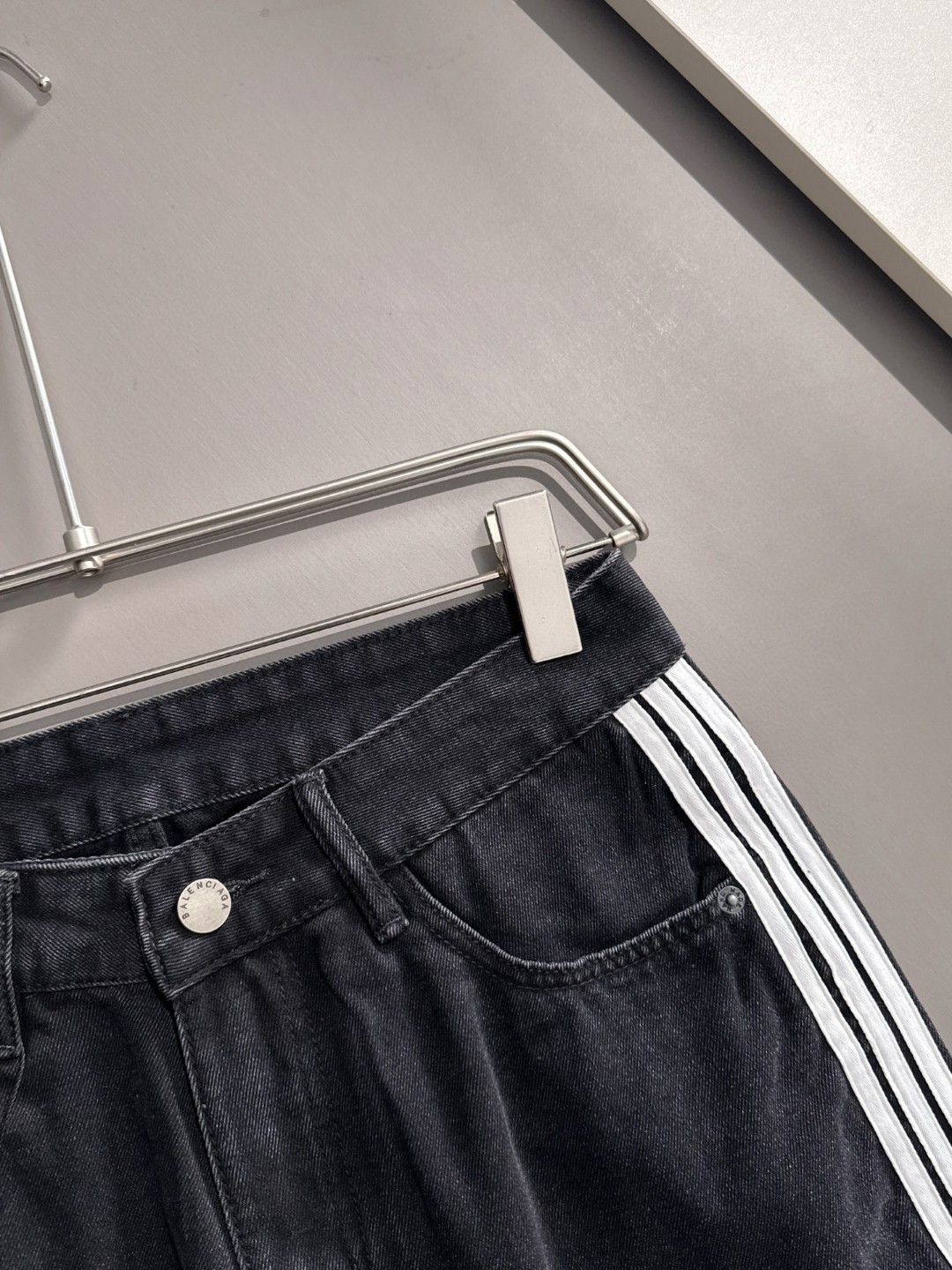 Balenciaga 巴黎2026春夏新品牛仔裤牛仔短裤 采用进口客供日本Denim平纹棉质牛仔面料梭织生产