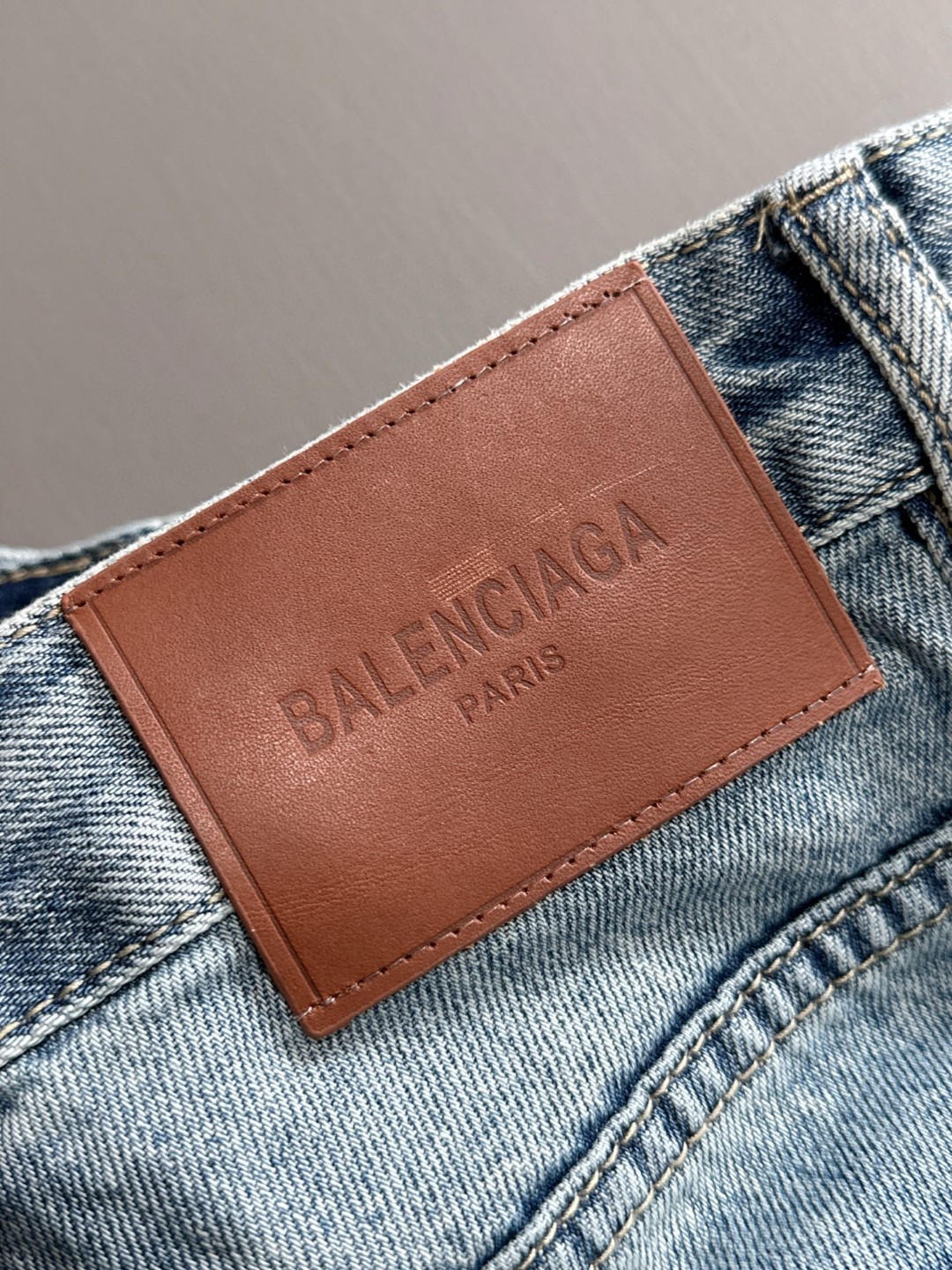 Balenciaga 巴黎2026春夏新品牛仔裤牛仔短裤 采用进口客供日本Denim平纹棉质牛仔面料梭织生产
