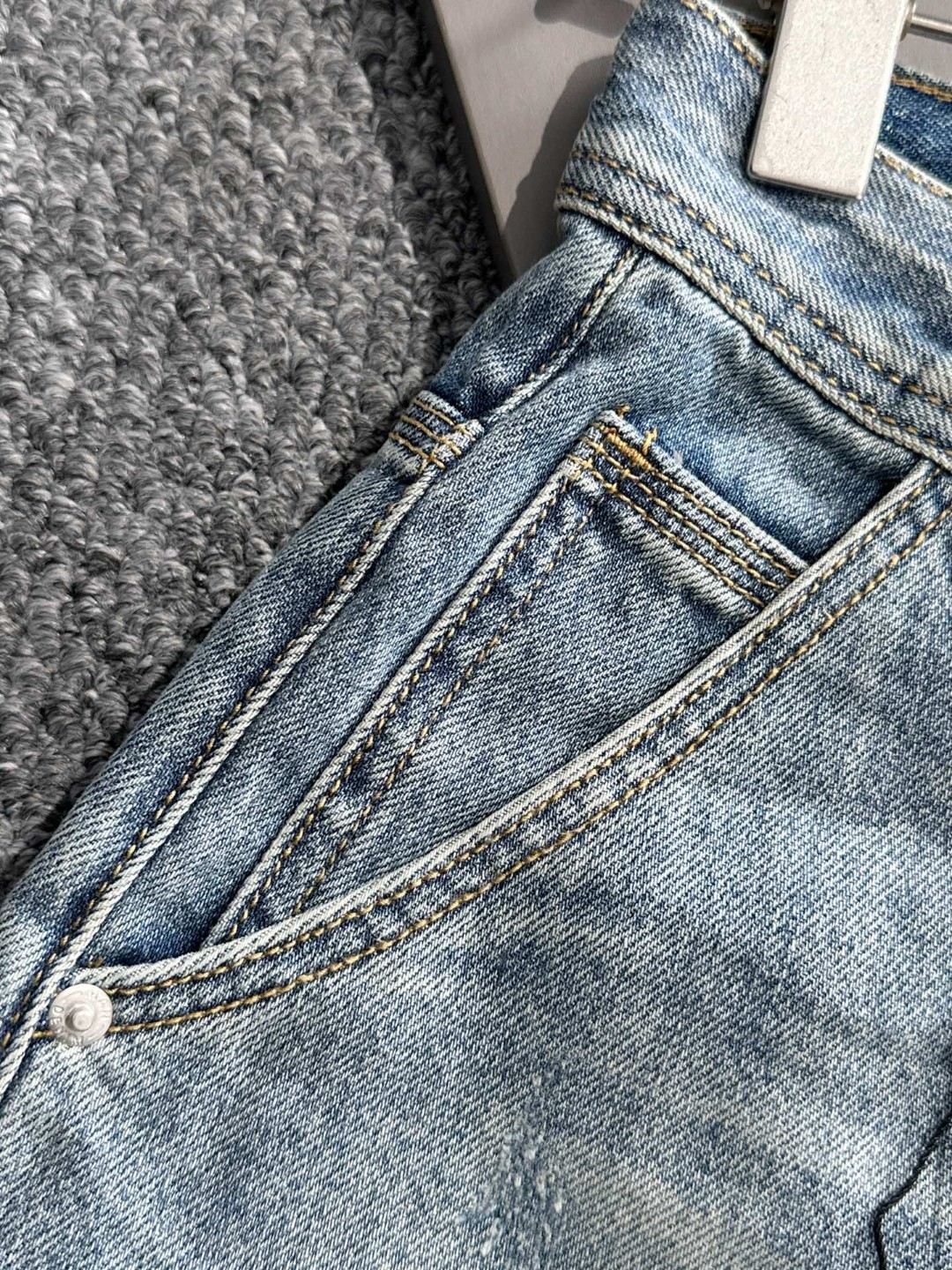 Loewe 罗意威2026春夏新品牛仔裤牛仔短裤 采用进口客供日本Denim平纹棉质牛仔面料梭织生产