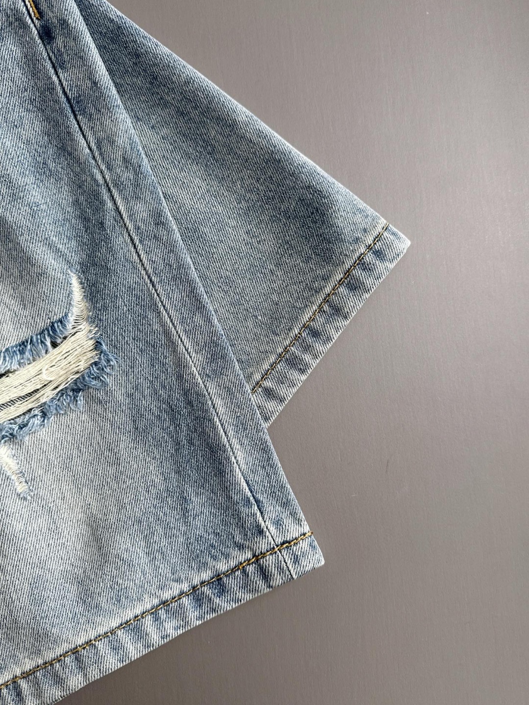Loewe 罗意威2026春夏新品牛仔裤牛仔短裤 采用进口客供日本Denim平纹棉质牛仔面料梭织生产