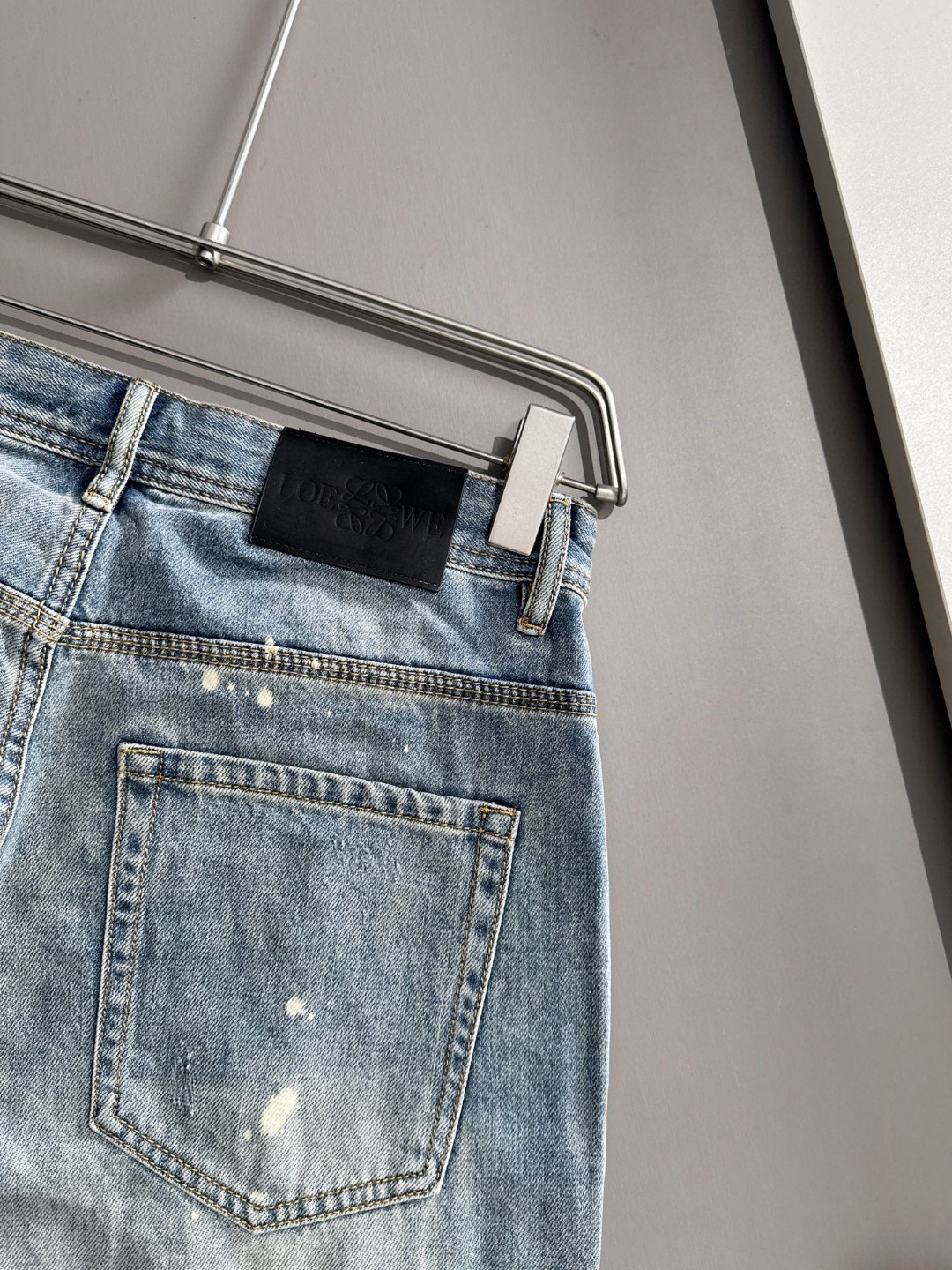Loewe 罗意威2026春夏新品牛仔裤牛仔短裤 采用进口客供日本Denim平纹棉质牛仔面料梭织生产