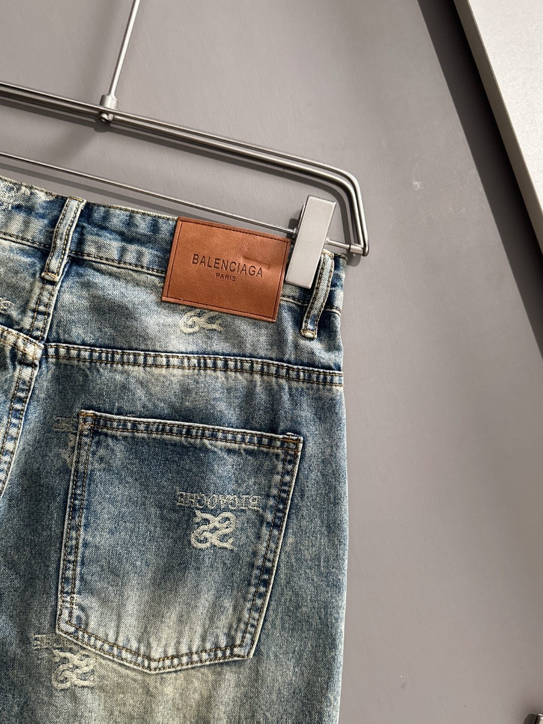 Balenciaga 巴黎2026春夏新品牛仔裤牛仔短裤 采用进口客供日本Denim平纹棉质牛仔面料梭织生产