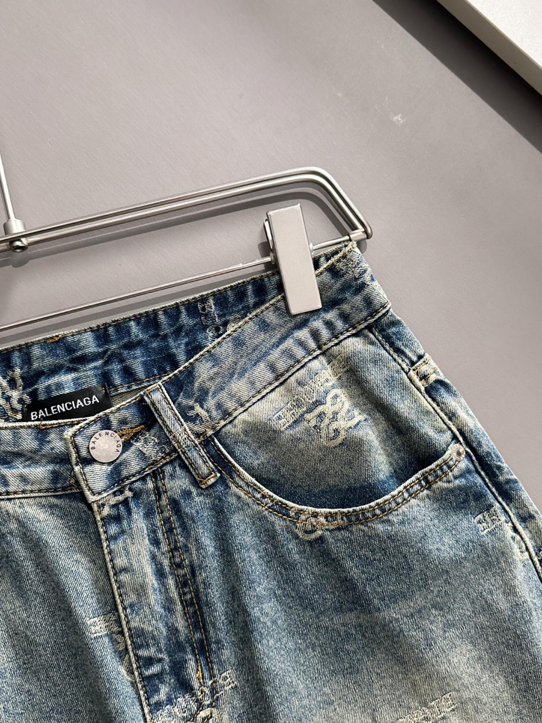 Balenciaga 巴黎2026春夏新品牛仔裤牛仔短裤 采用进口客供日本Denim平纹棉质牛仔面料梭织生产