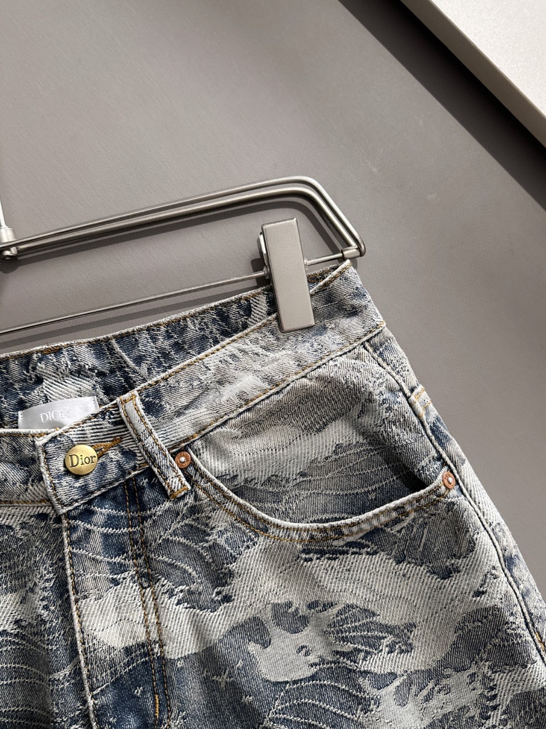 Dior 迪奥2026春夏新品牛仔裤牛仔短裤 采用进口客供日本Denim平纹棉质牛仔面料梭织生产