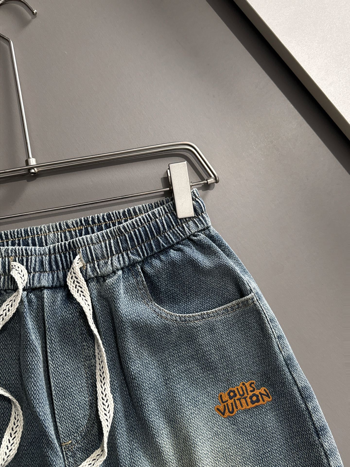 Louis Vuitton LV2026春夏新品牛仔裤牛仔短裤 采用进口客供日本Denim平纹棉质牛仔面料梭织生产