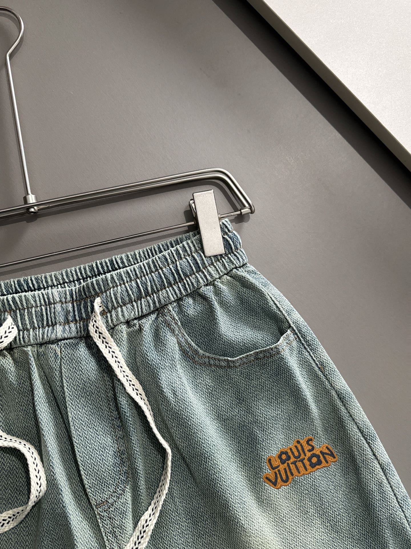 Louis Vuitton LV2026春夏新品牛仔裤牛仔短裤 采用进口客供日本Denim平纹棉质牛仔面料梭织生产