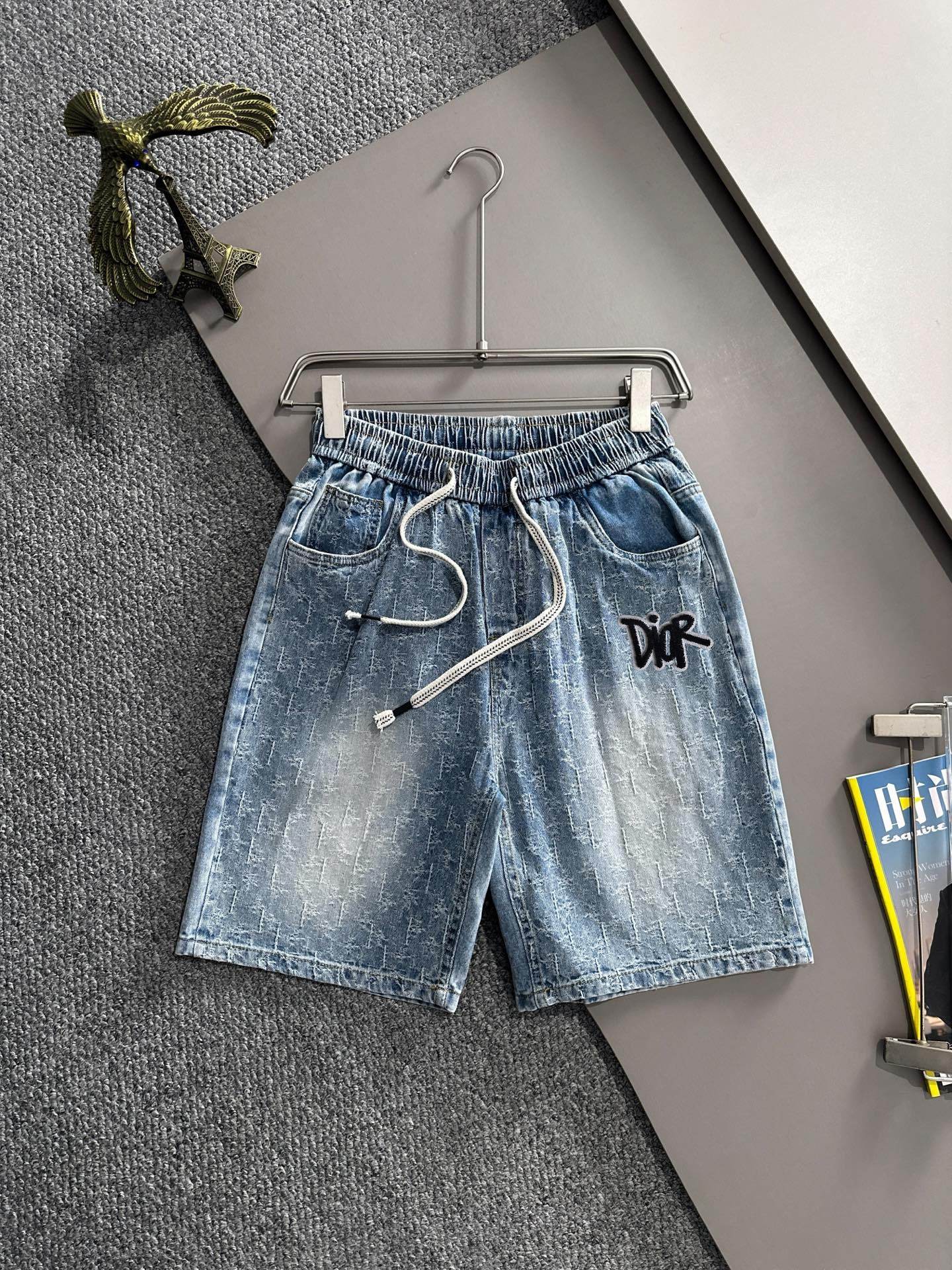 Los nuevos jeans y pantalones cortos de mezclilla de verano 2026 de P160 Dior están tejidos con telas de mezclilla de a…