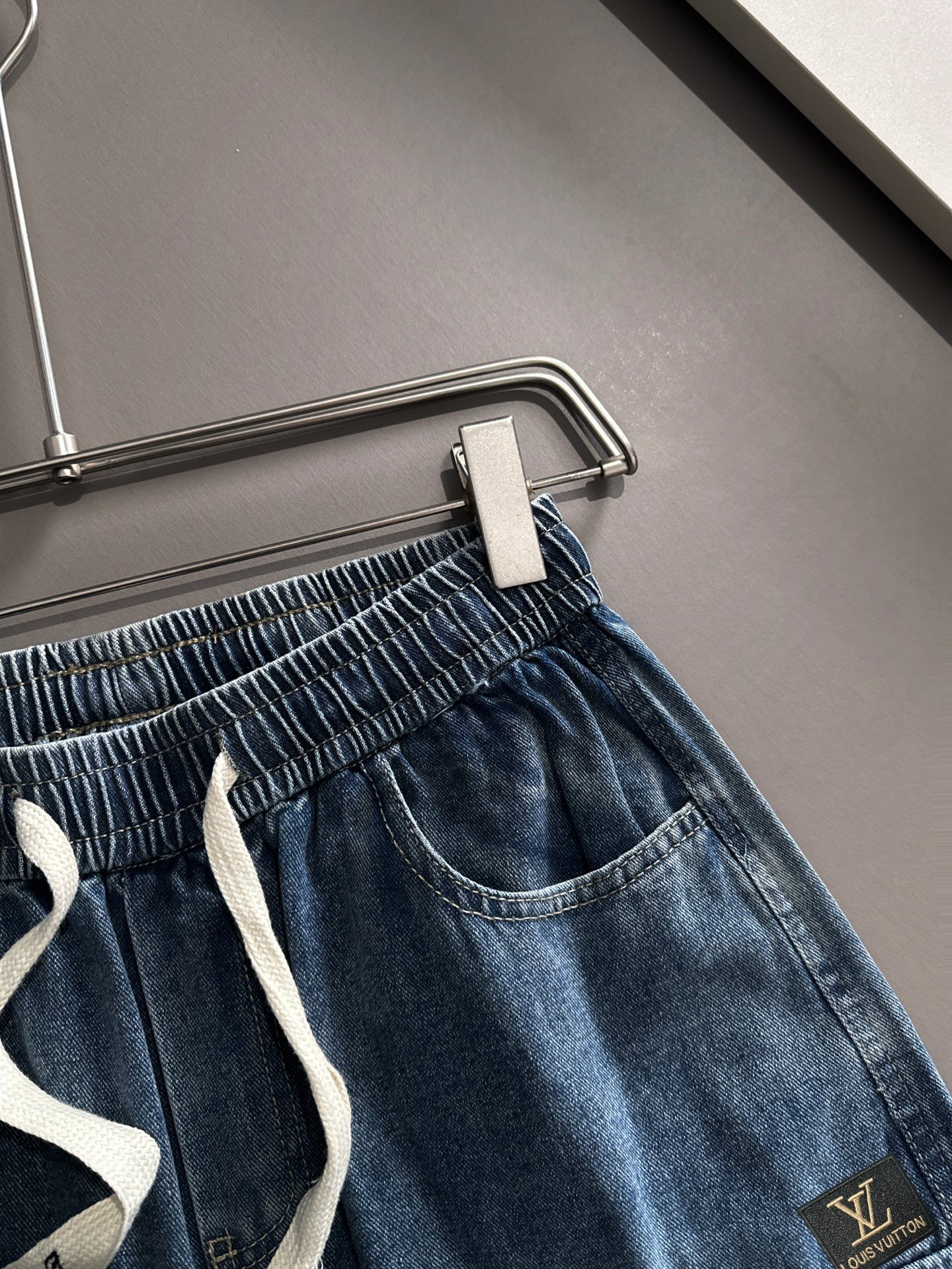 Louis Vuitton LV2026夏季新品牛仔裤牛仔短裤 采用进口客供日本Denim平纹棉质牛仔面料梭织生产