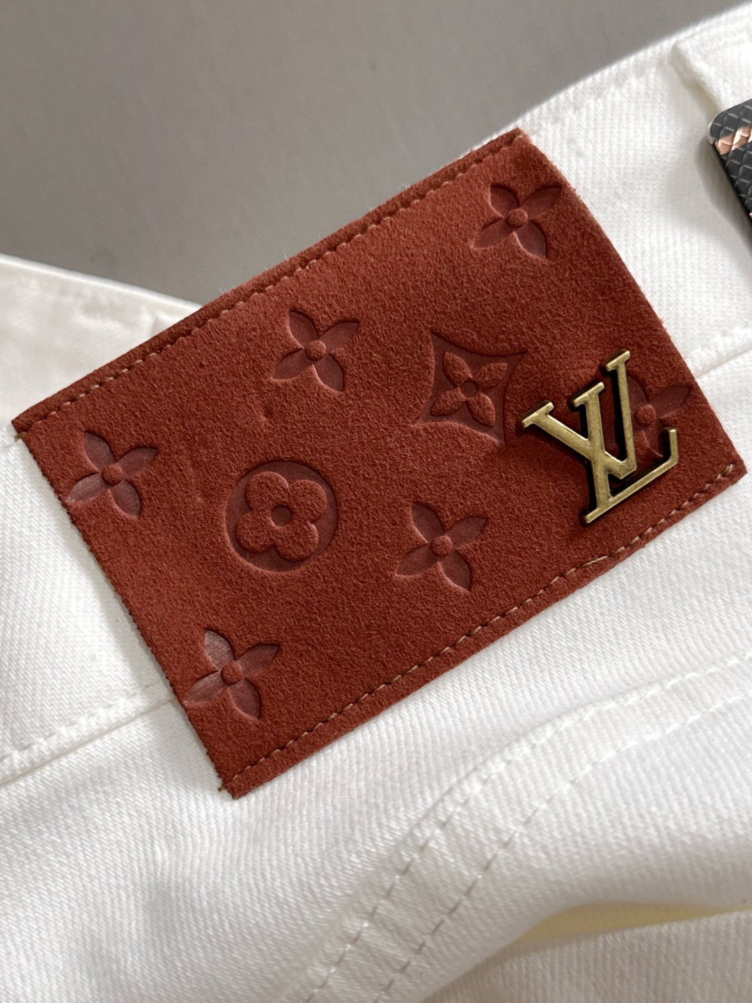 Louis Vuitton LV2026四季款新品烫砖口袋修身牛仔裤长裤 采用进口客供日本Denim平纹棉质牛仔面料梭织生产