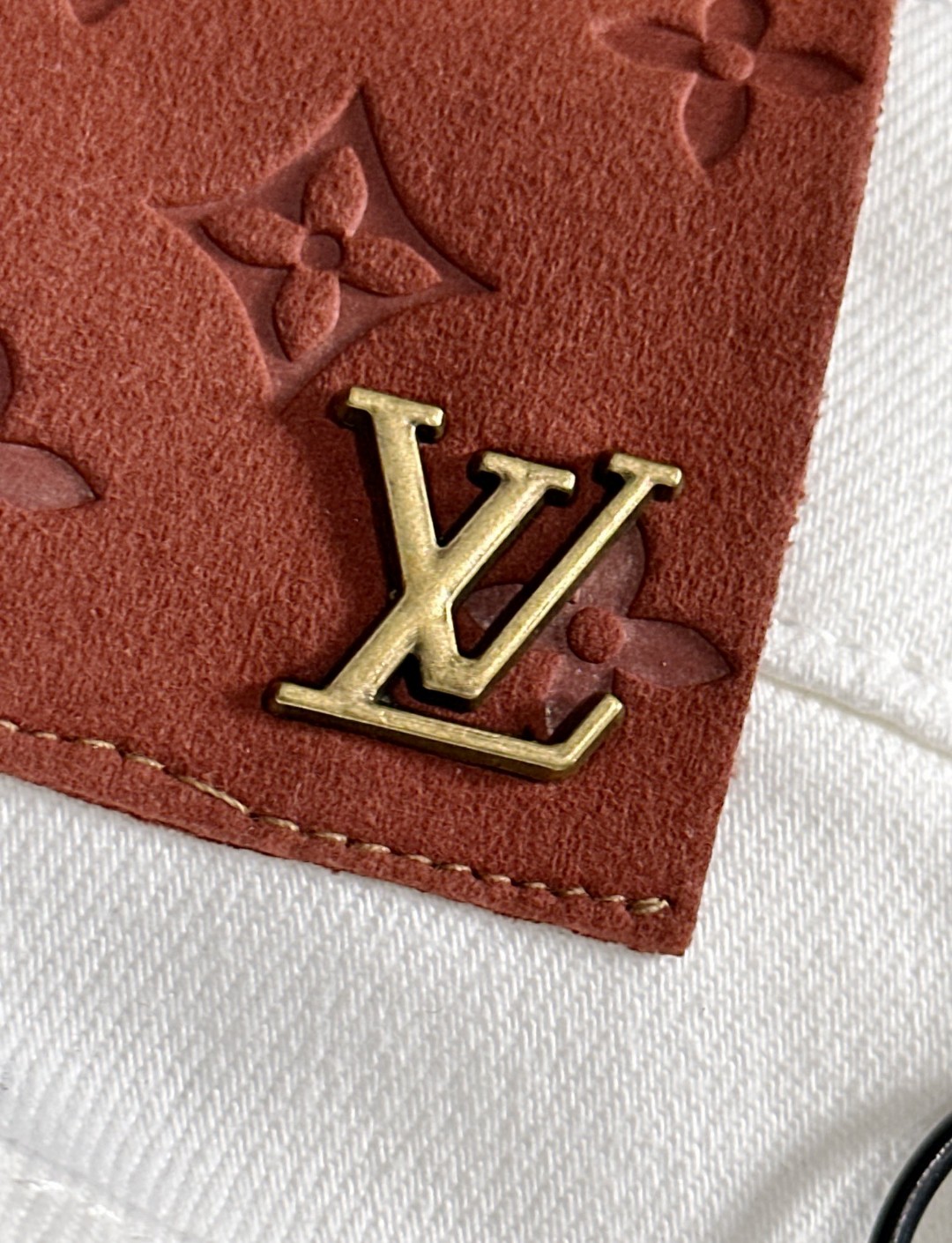 Louis Vuitton LV2026四季款新品烫砖口袋修身牛仔裤长裤 采用进口客供日本Denim平纹棉质牛仔面料梭织生产