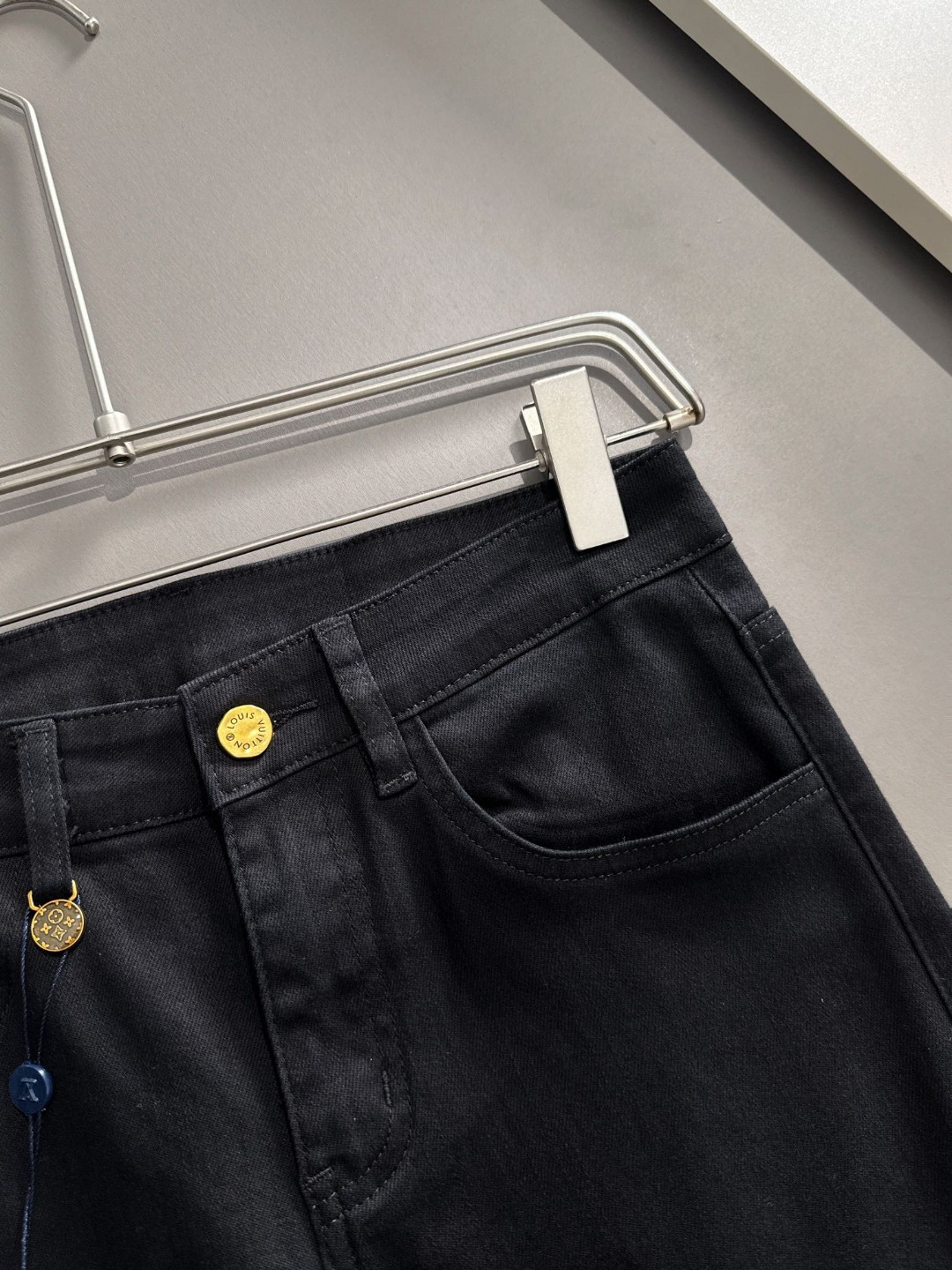 Louis Vuitton LV2026四季款新品烫砖口袋修身牛仔裤长裤 采用进口客供日本Denim平纹棉质牛仔面料梭织生产