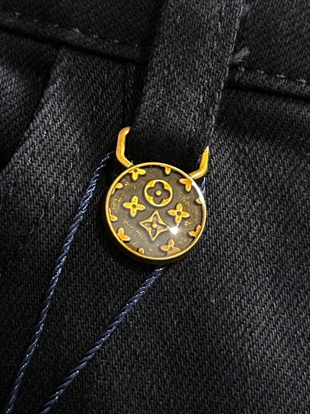Louis Vuitton LV2026四季款新品烫砖口袋修身牛仔裤长裤 采用进口客供日本Denim平纹棉质牛仔面料梭织生产