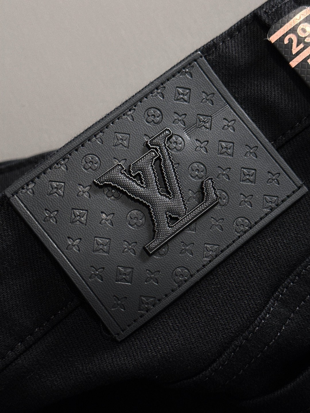 Louis Vuitton LV2026四季款新品烫砖口袋修身牛仔裤长裤 采用进口客供日本Denim平纹棉质牛仔面料梭织生产