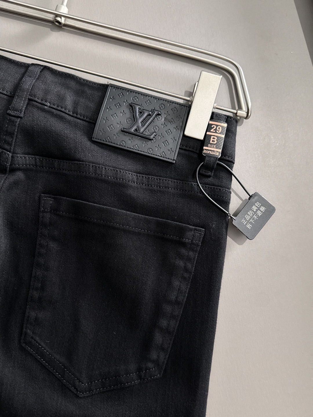 Louis Vuitton LV2026四季款新品烫砖口袋修身牛仔裤长裤 采用进口客供日本Denim平纹棉质牛仔面料梭织生产