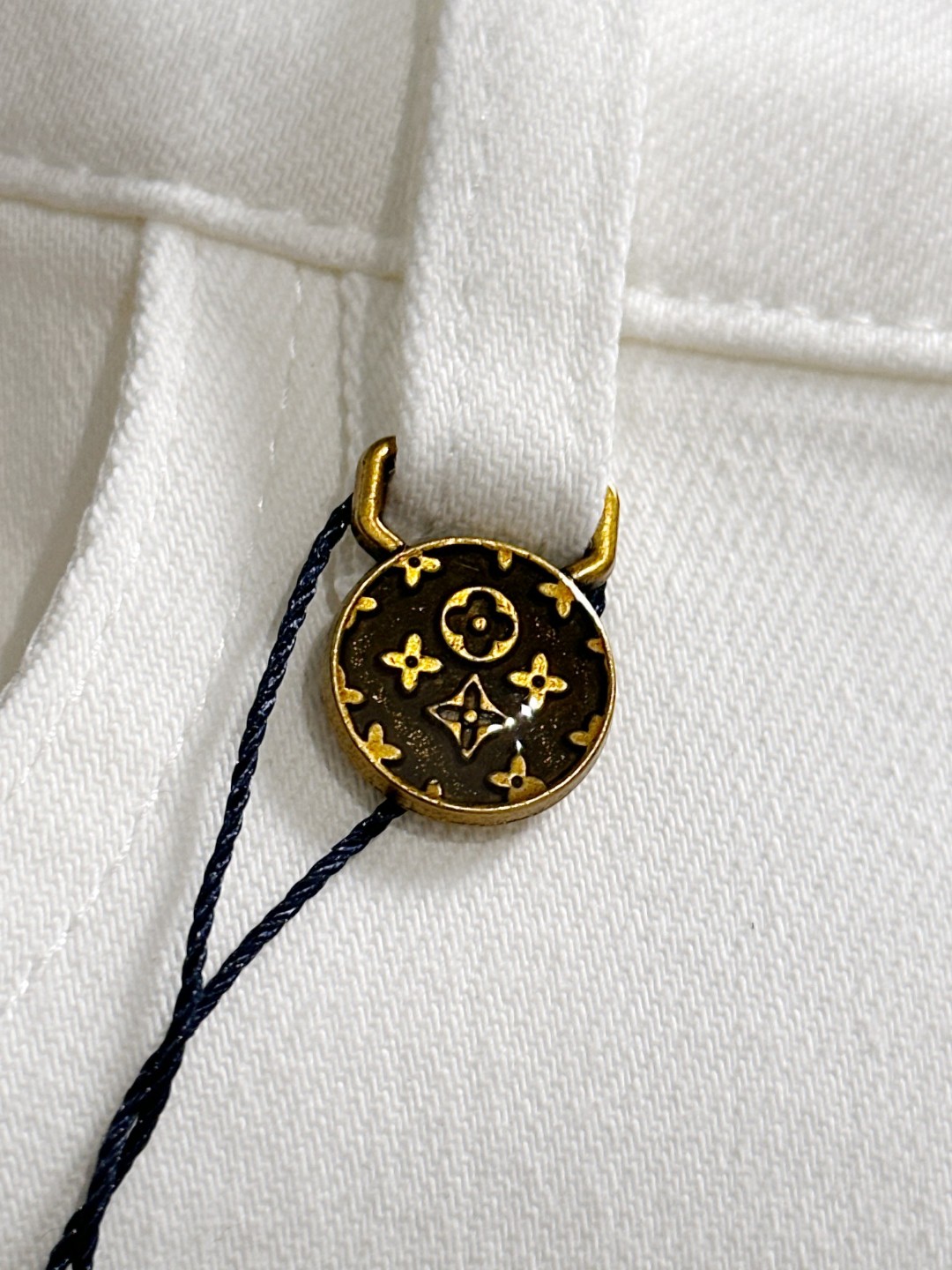 Louis Vuitton LV2026四季款新品烫砖口袋修身牛仔裤长裤 采用进口客供日本Denim平纹棉质牛仔面料梭织生产
