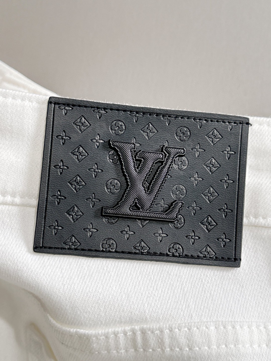Louis Vuitton LV2026四季款新品烫砖口袋修身牛仔裤长裤 采用进口客供日本Denim平纹棉质牛仔面料梭织生产