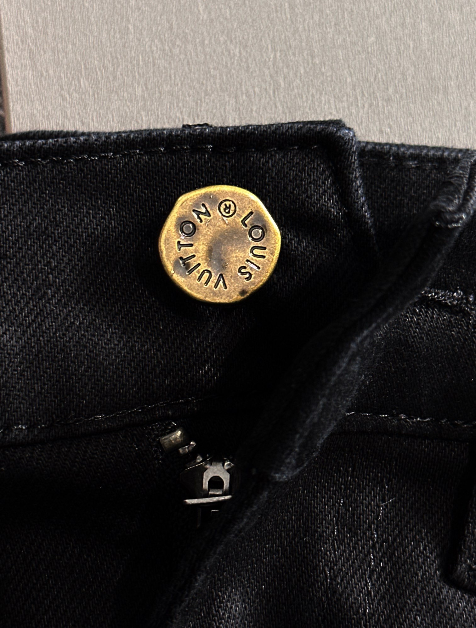 Louis Vuitton LV2024秋冬新品修身牛仔裤长裤 采用进口客供日本Denim平纹棉质牛仔面料梭织生产