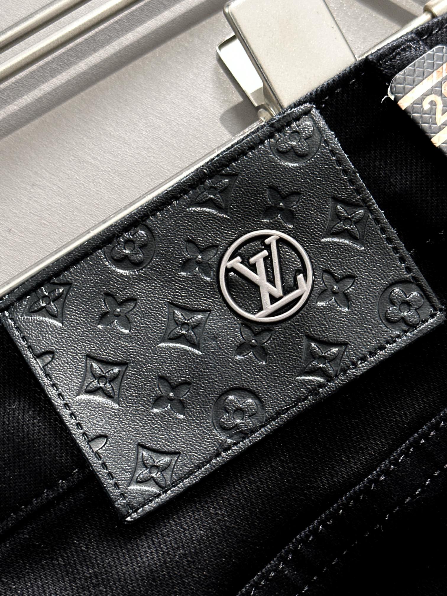 Louis Vuitton LV2024秋冬新品修身牛仔裤长裤 采用进口客供日本Denim平纹棉质牛仔面料梭织生产