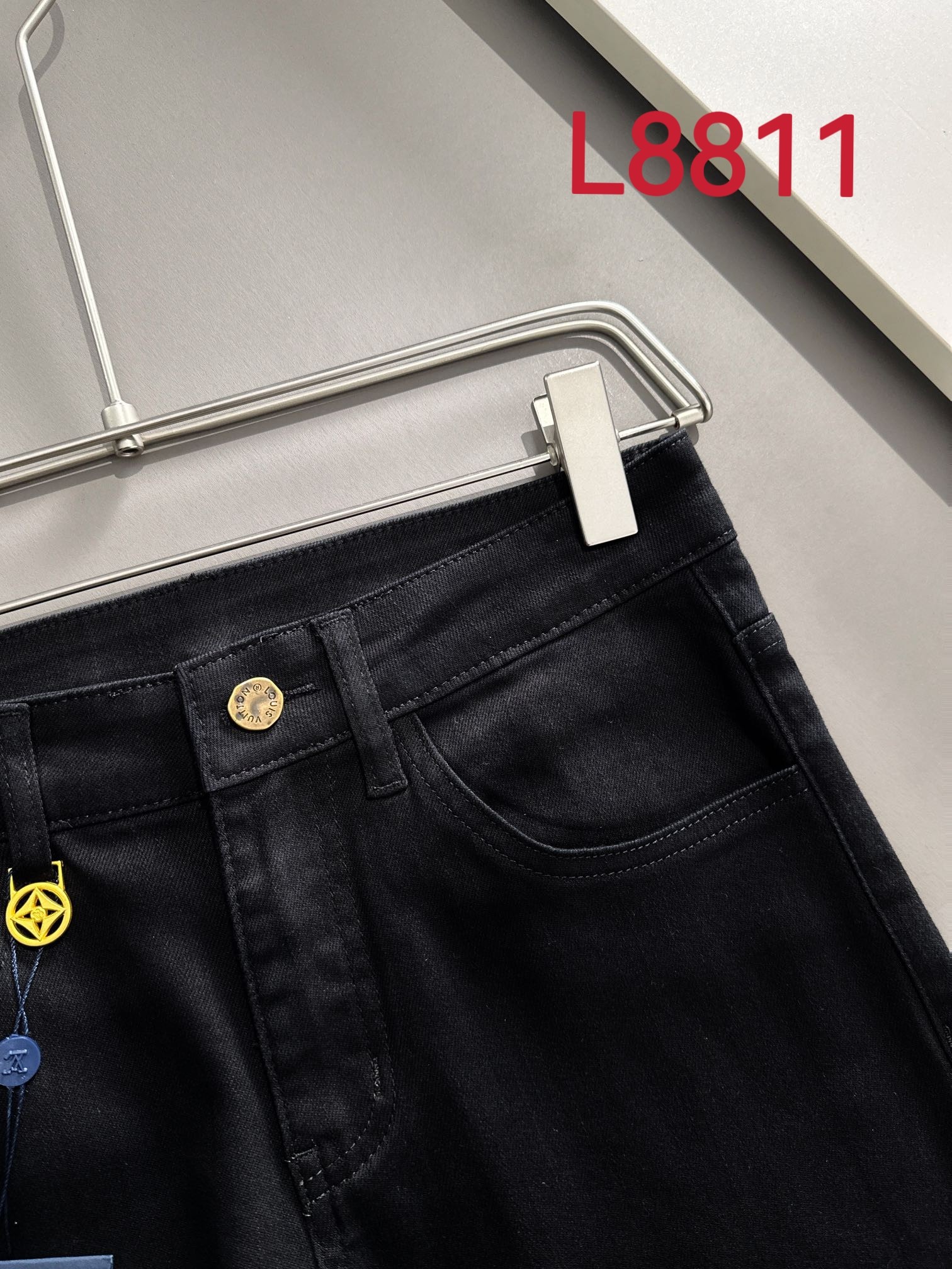 Louis Vuitton LV2024秋冬新品修身牛仔裤长裤 采用进口客供日本Denim平纹棉质牛仔面料梭织生产