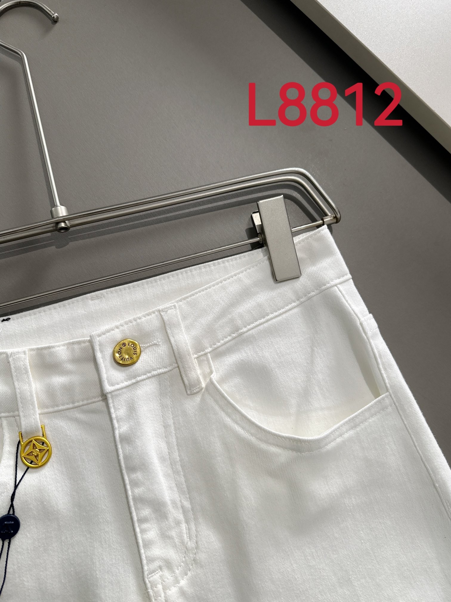 Louis Vuitton LV2024秋冬新品修身牛仔裤长裤 采用进口客供日本Denim平纹棉质牛仔面料梭织生产