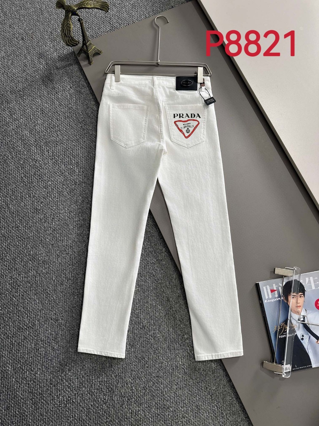 Los nuevos jeans y pantalones ajustados para las cuatro estaciones de P190 Prada 2025 están confeccionados con telas de…