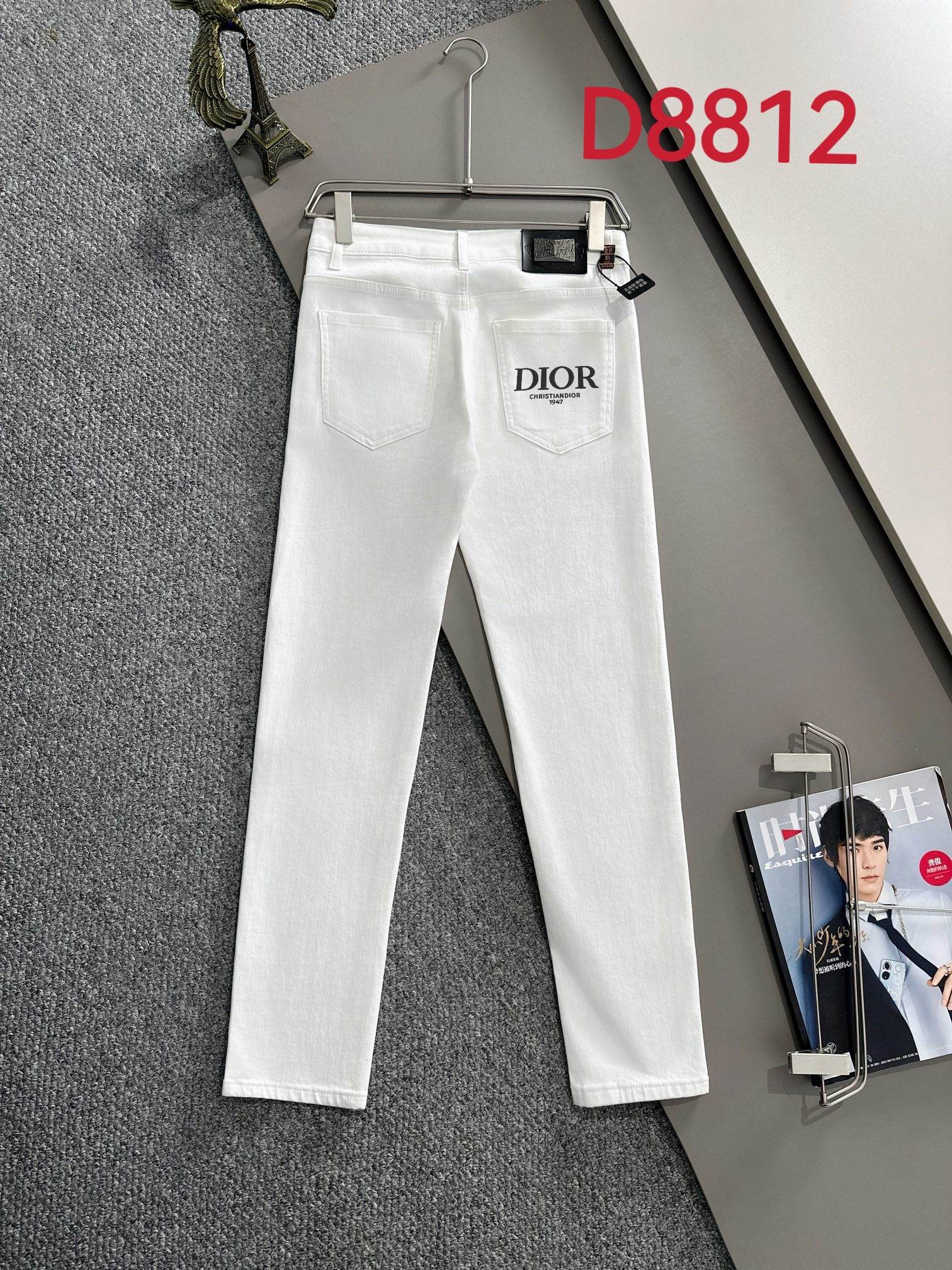 Los pantalones vaqueros ajustados de cuatro estaciones P190 Dior 2025 están tejidos con tela vaquera de algodón liso de…