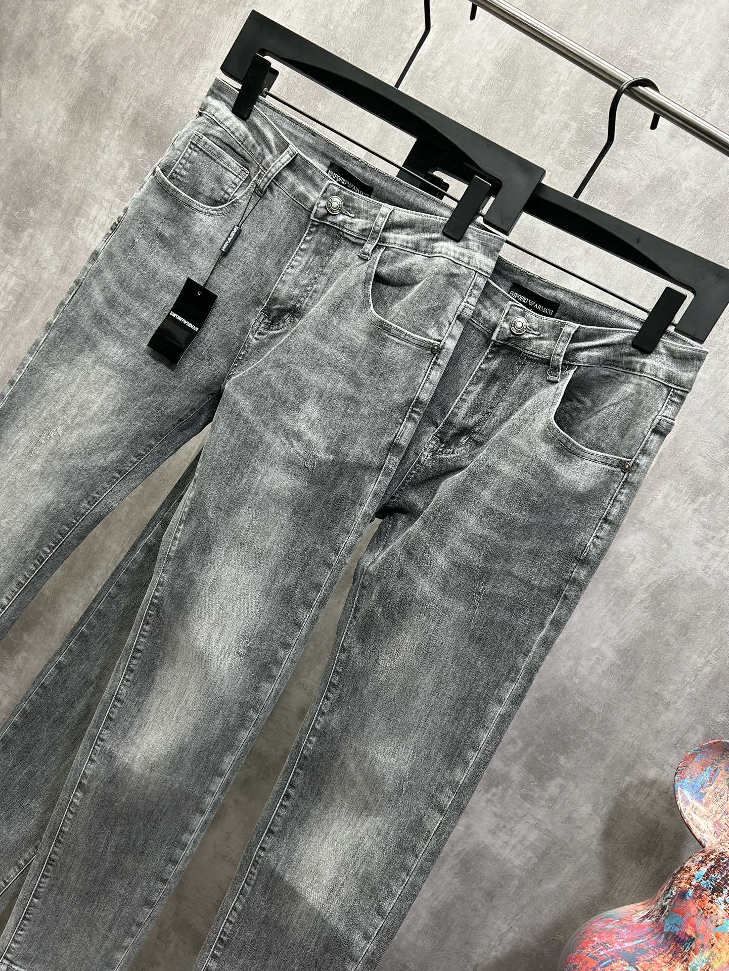 AMANI AMANI Jeans: Classic Style with Advanced Leather Plates and Tailored Fit - 图片 4