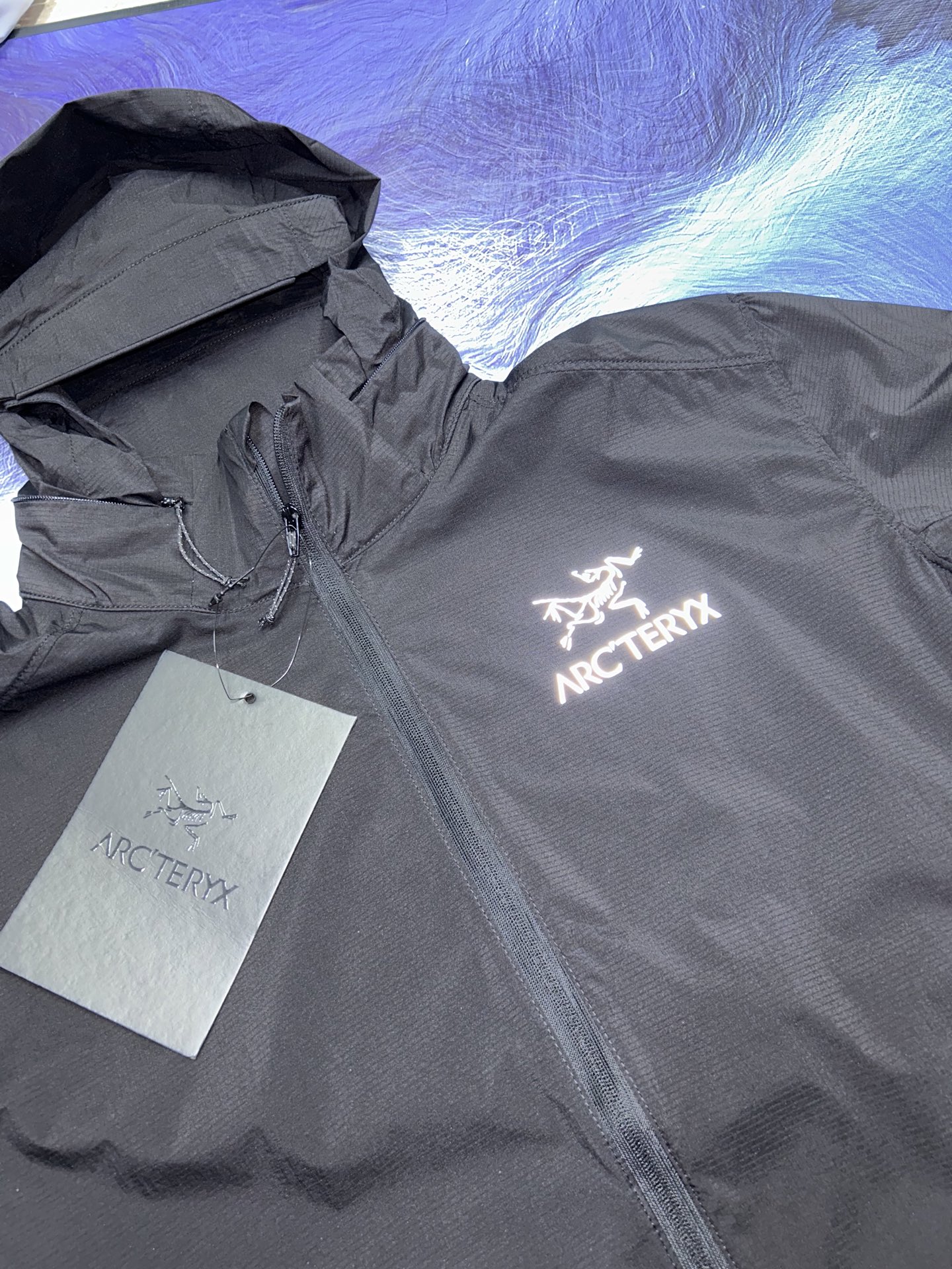 高标准选精品✨通版多擦亮👀,🐮货冲冲冲 💰385 平铺细节图
Arcteryx始祖鸟 Arcteryx Nodin 系列 Nodin Jacket 风壳轻量透气防风纯色夹克 隐藏帽款 男女同款
- 始祖鸟的火爆程度不必多说,从专业的户外登山硬壳系列到休闲年轻的都市硬壳细节再到轻便耐穿的软壳系列?无一例外得到了一致的好评,从冬奥到户外再到都市的奢风中随处可见始祖鸟的身影。
- 面料介绍:尼龙双6 俗称尼龙66双格 百分只100锦纶成分 具有很高得拉伸与抗拉强度 同时耐磨性俱佳 吸湿排汗。UPF175+UVA透射率小于5,防晒指数更是天花板 微弹手感完全不会有束缚感 强三防 不惧任何气候
- 工艺介绍:3M特订Logo 相对比其他风壳 一体化鸟标别具一格 精致化车针 下摆袖口帽檐全压胶工艺 区分市面炼狱充数版本!!
- 辅料介绍:正品YKK授权拉链 所见即可得 订制绳索钩绳以及帽檐拉链均为正品YKK !!
- 裁剪介绍:1:1拆分原版 虽然心痛但是值得 修身剪裁 3D立体 只为给你带来纯元体验!
- 整体特色:相对比较SS23 升级了内口暗袋 取消了SS23的帽子印花 从而优良了一体化的印标先河 整体更加成熟性 三种收纳方式让你户外时收纳更多选择 不挑人的版型 帽子可收纳是最大亮点 既满足不可控天气因素 又显得更加干练!
- 印花介绍:特殊材质刻字膜印花logo,正品扫描后背,口袋下logo,棱角分明,高温烫化,牢固指数1000+
PS:专注于原版,只想做成最好的复刻。不是正品买不起,而是完美复刻更有性价比。
颜色:黑色 以太蓝 幽雾绿 绒砂棕
尺码介绍:
衣长 胸围 袖长 肩宽
S 65 104 60 42
m 67 108 61 43
L 69 112 62 44
XL 71 116 63 45
XXL 73 120 64 46
尺码推荐:
S(120内)
M(130内)
L(150内)
XL(180内)
XXL(200内)