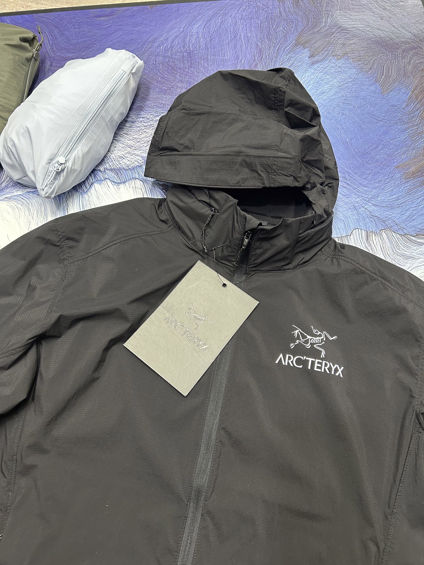 高标准选精品✨通版多擦亮👀,🐮货冲冲冲 💰385 平铺细节图
Arcteryx始祖鸟 Arcteryx Nodin 系列 Nodin Jacket 风壳轻量透气防风纯色夹克 隐藏帽款 男女同款
- 始祖鸟的火爆程度不必多说,从专业的户外登山硬壳系列到休闲年轻的都市硬壳细节再到轻便耐穿的软壳系列?无一例外得到了一致的好评,从冬奥到户外再到都市的奢风中随处可见始祖鸟的身影。
- 面料介绍:尼龙双6 俗称尼龙66双格 百分只100锦纶成分 具有很高得拉伸与抗拉强度 同时耐磨性俱佳 吸湿排汗。UPF175+UVA透射率小于5,防晒指数更是天花板 微弹手感完全不会有束缚感 强三防 不惧任何气候
- 工艺介绍:3M特订Logo 相对比其他风壳 一体化鸟标别具一格 精致化车针 下摆袖口帽檐全压胶工艺 区分市面炼狱充数版本!!
- 辅料介绍:正品YKK授权拉链 所见即可得 订制绳索钩绳以及帽檐拉链均为正品YKK !!
- 裁剪介绍:1:1拆分原版 虽然心痛但是值得 修身剪裁 3D立体 只为给你带来纯元体验!
- 整体特色:相对比较SS23 升级了内口暗袋 取消了SS23的帽子印花 从而优良了一体化的印标先河 整体更加成熟性 三种收纳方式让你户外时收纳更多选择 不挑人的版型 帽子可收纳是最大亮点 既满足不可控天气因素 又显得更加干练!
- 印花介绍:特殊材质刻字膜印花logo,正品扫描后背,口袋下logo,棱角分明,高温烫化,牢固指数1000+
PS:专注于原版,只想做成最好的复刻。不是正品买不起,而是完美复刻更有性价比。
颜色:黑色 以太蓝 幽雾绿 绒砂棕
尺码介绍:
衣长 胸围 袖长 肩宽
S 65 104 60 42
m 67 108 61 43
L 69 112 62 44
XL 71 116 63 45
XXL 73 120 64 46
尺码推荐:
S(120内)
M(130内)
L(150内)
XL(180内)
XXL(200内)