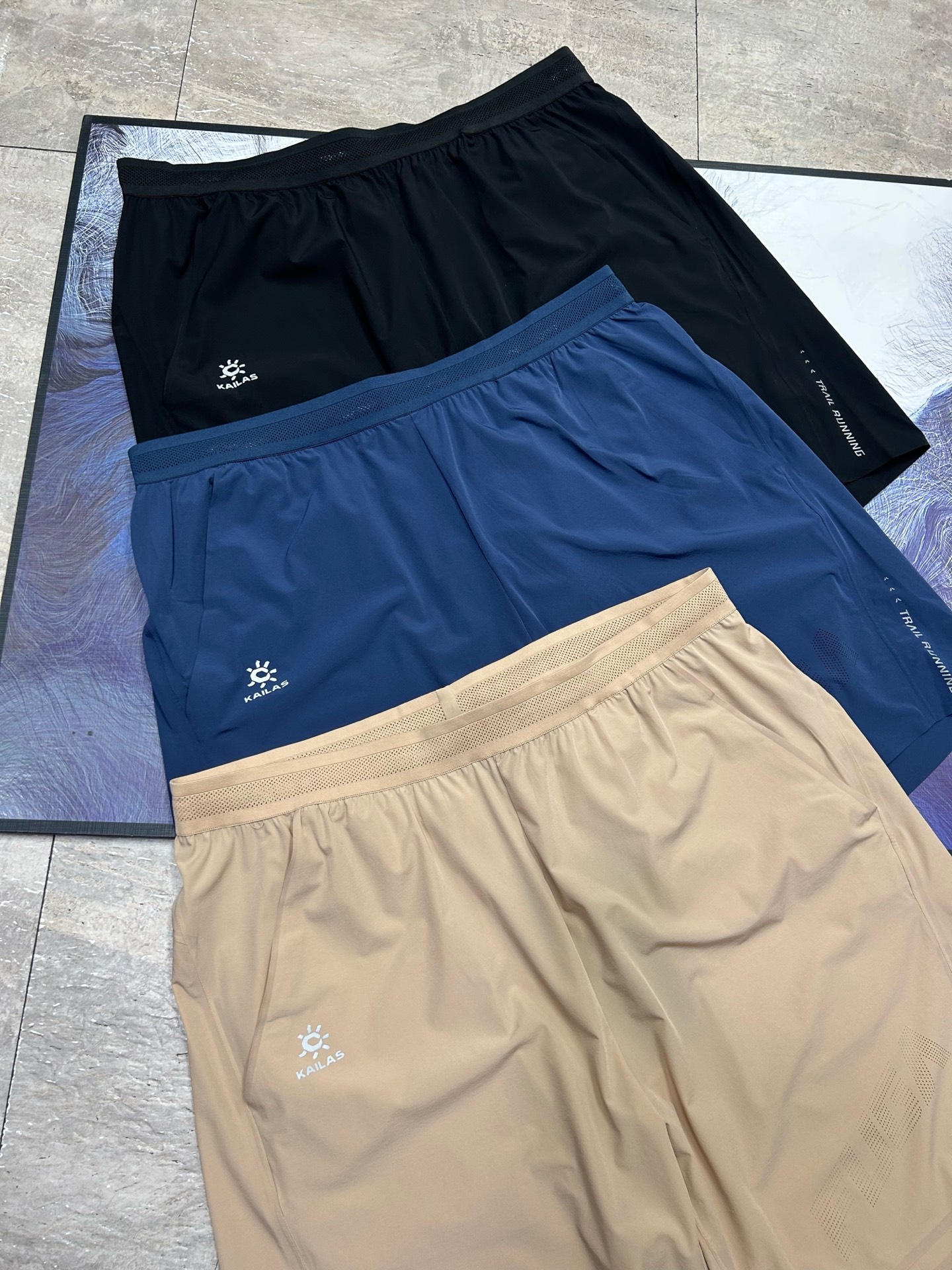 💰145包邮
全压胶 抽绳LOGO标识 《区别市场DIY》KAILAS/凯乐石夏季新款男士跑山速干短裤情侣款轻量梭织五分裤
天花板级别，全压胶 抽身LOGO标识  透气轻量耐用功能多样 户外必备
立体剪裁，面料核心科技，88的锦纶12的氨纶
高强度四面弹，耐磨抗撕裂弹性纤维加入高弹舒适随意运动
轻薄且贴身舒适轻盈专业夏季定制
修身款式搭配拼接剪裁，腰部5公分松紧裤带设计腰盘扣全是风热压胶处理，简约立体上档次口袋拉链3处都是压胶无缝大厂成熟工艺久洗不开胶，裤裆处插角布设计不卡裆运动自如舒适性高
面料经过dwr环保防泼水技术处理，柔软度高，防风防水，轻量化速干，裁剪运用人体工学的立体感设计所有口袋处都有刺绣套结加固
顶级版本，超高性价比，这款系列的裤子户外功能性强时尚感特强随意百搭 松紧腰围腰部舒适度高

颜色:黑色  藏青  卡其

尺码：S-3XL     
      
尺码： 裤长    腰围     臀围 
S           46       39        53
M          47        41        55      
 L          48        43        57
XL        49        45         59   
2XL      50        47         61 
3XL      51        49         63