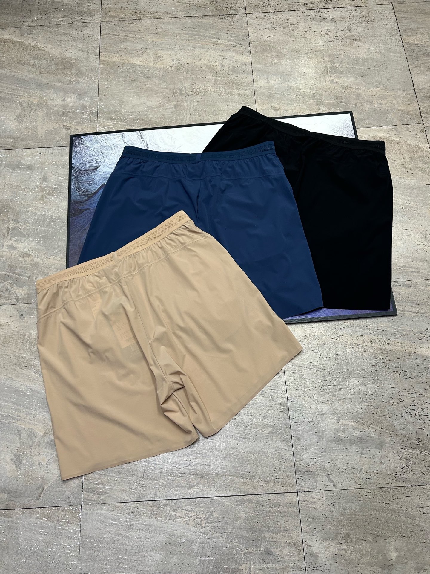 💰145包邮
全压胶 抽绳LOGO标识 《区别市场DIY》KAILAS/凯乐石夏季新款男士跑山速干短裤情侣款轻量梭织五分裤
天花板级别，全压胶 抽身LOGO标识  透气轻量耐用功能多样 户外必备
立体剪裁，面料核心科技，88的锦纶12的氨纶
高强度四面弹，耐磨抗撕裂弹性纤维加入高弹舒适随意运动
轻薄且贴身舒适轻盈专业夏季定制
修身款式搭配拼接剪裁，腰部5公分松紧裤带设计腰盘扣全是风热压胶处理，简约立体上档次口袋拉链3处都是压胶无缝大厂成熟工艺久洗不开胶，裤裆处插角布设计不卡裆运动自如舒适性高
面料经过dwr环保防泼水技术处理，柔软度高，防风防水，轻量化速干，裁剪运用人体工学的立体感设计所有口袋处都有刺绣套结加固
顶级版本，超高性价比，这款系列的裤子户外功能性强时尚感特强随意百搭 松紧腰围腰部舒适度高

颜色:黑色  藏青  卡其

尺码：S-3XL     
      
尺码： 裤长    腰围     臀围 
S           46       39        53
M          47        41        55      
 L          48        43        57
XL        49        45         59   
2XL      50        47         61 
3XL      51        49         63