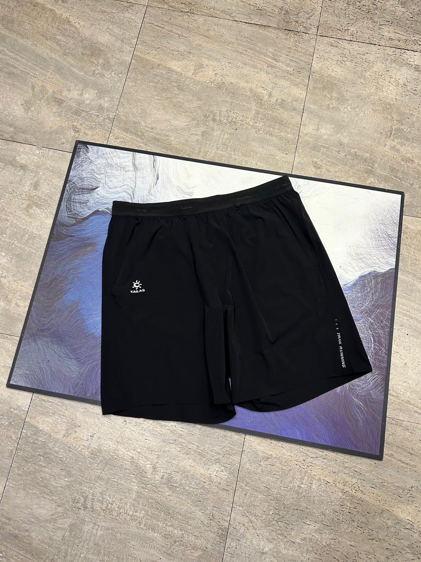 💰145包邮
全压胶 抽绳LOGO标识 《区别市场DIY》KAILAS/凯乐石夏季新款男士跑山速干短裤情侣款轻量梭织五分裤
天花板级别，全压胶 抽身LOGO标识  透气轻量耐用功能多样 户外必备
立体剪裁，面料核心科技，88的锦纶12的氨纶
高强度四面弹，耐磨抗撕裂弹性纤维加入高弹舒适随意运动
轻薄且贴身舒适轻盈专业夏季定制
修身款式搭配拼接剪裁，腰部5公分松紧裤带设计腰盘扣全是风热压胶处理，简约立体上档次口袋拉链3处都是压胶无缝大厂成熟工艺久洗不开胶，裤裆处插角布设计不卡裆运动自如舒适性高
面料经过dwr环保防泼水技术处理，柔软度高，防风防水，轻量化速干，裁剪运用人体工学的立体感设计所有口袋处都有刺绣套结加固
顶级版本，超高性价比，这款系列的裤子户外功能性强时尚感特强随意百搭 松紧腰围腰部舒适度高

颜色:黑色  藏青  卡其

尺码：S-3XL     
      
尺码： 裤长    腰围     臀围 
S           46       39        53
M          47        41        55      
 L          48        43        57
XL        49        45         59   
2XL      50        47         61 
3XL      51        49         63