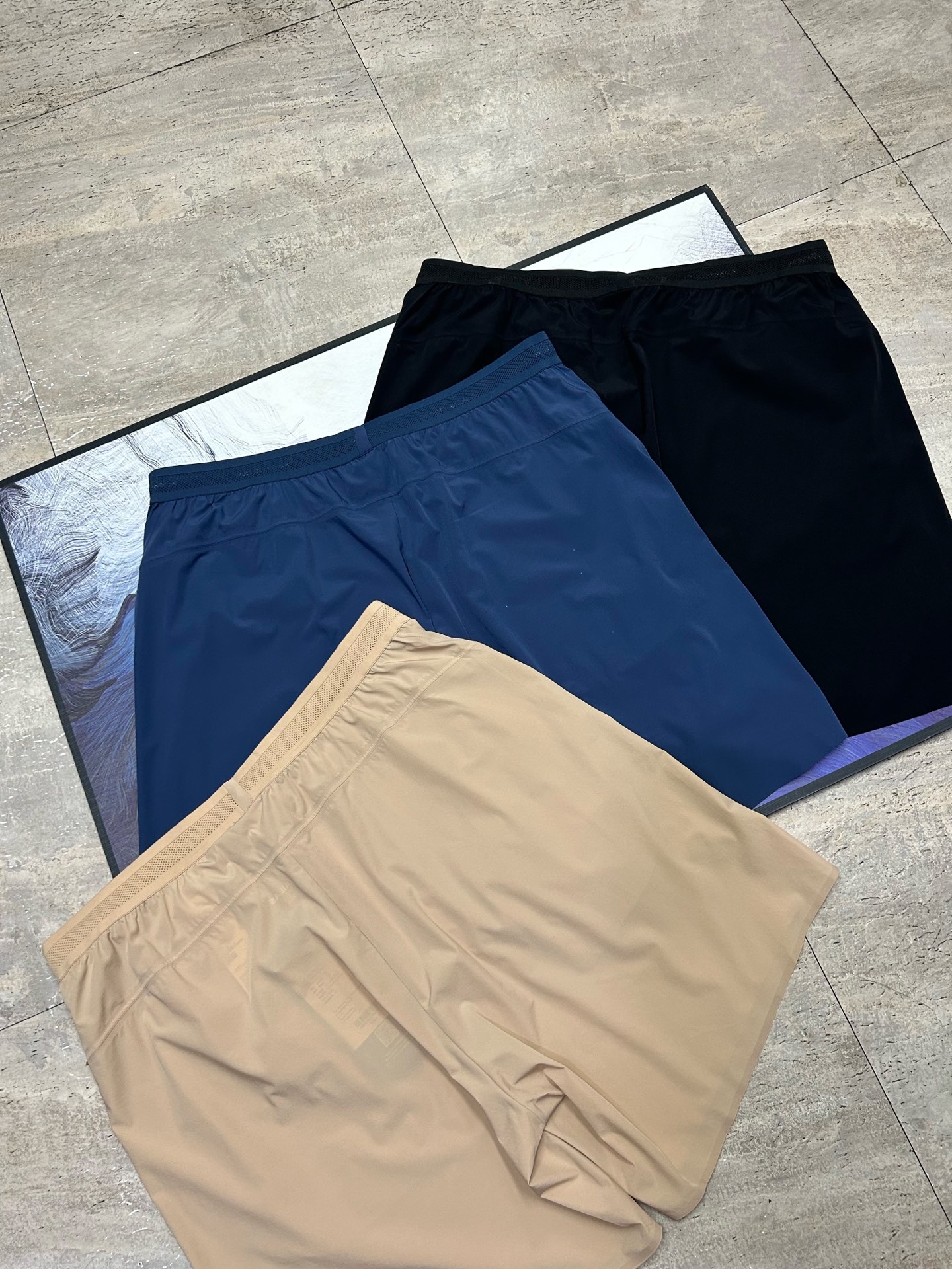 💰145包邮
全压胶 抽绳LOGO标识 《区别市场DIY》KAILAS/凯乐石夏季新款男士跑山速干短裤情侣款轻量梭织五分裤
天花板级别，全压胶 抽身LOGO标识  透气轻量耐用功能多样 户外必备
立体剪裁，面料核心科技，88的锦纶12的氨纶
高强度四面弹，耐磨抗撕裂弹性纤维加入高弹舒适随意运动
轻薄且贴身舒适轻盈专业夏季定制
修身款式搭配拼接剪裁，腰部5公分松紧裤带设计腰盘扣全是风热压胶处理，简约立体上档次口袋拉链3处都是压胶无缝大厂成熟工艺久洗不开胶，裤裆处插角布设计不卡裆运动自如舒适性高
面料经过dwr环保防泼水技术处理，柔软度高，防风防水，轻量化速干，裁剪运用人体工学的立体感设计所有口袋处都有刺绣套结加固
顶级版本，超高性价比，这款系列的裤子户外功能性强时尚感特强随意百搭 松紧腰围腰部舒适度高

颜色:黑色  藏青  卡其

尺码：S-3XL     
      
尺码： 裤长    腰围     臀围 
S           46       39        53
M          47        41        55      
 L          48        43        57
XL        49        45         59   
2XL      50        47         61 
3XL      51        49         63
