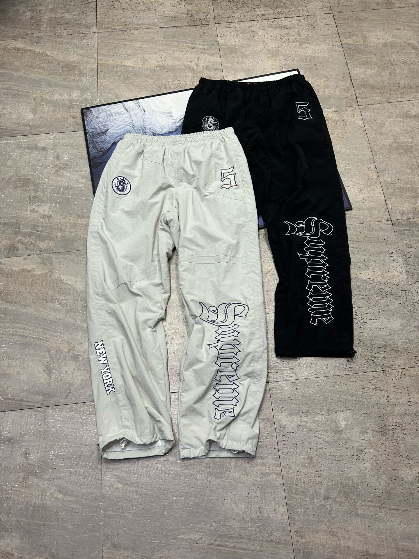 💰245包邮
Supreme SS25 WEEK12 Old English Track Jacket 徽标图案贴花拉链开合立领美式潮流夹克外套 裤子 套装 男女同款
- 颜色:灰白 黑色
- 尺码:S M L XL
【裤子尺码表】
S M L XL
裤长:104 106 108 110
腰围:72-108 76-112 80-116 84-120
臀围: 115 119 123 127
裤口: 25 26 26.8 27
强烈推荐搭配套装,原版购入开发,重工品质,大身超多刺绣logo标识,缜密细腻都是进口机器出货!!内里有网眼布,透气不贴身同时成本非常高!!整体大身拼接分割,衣身重工多处刺绣,同色系Ykk拉链丝滑无比!!全套配置辅料堆满,必须顶级品质!