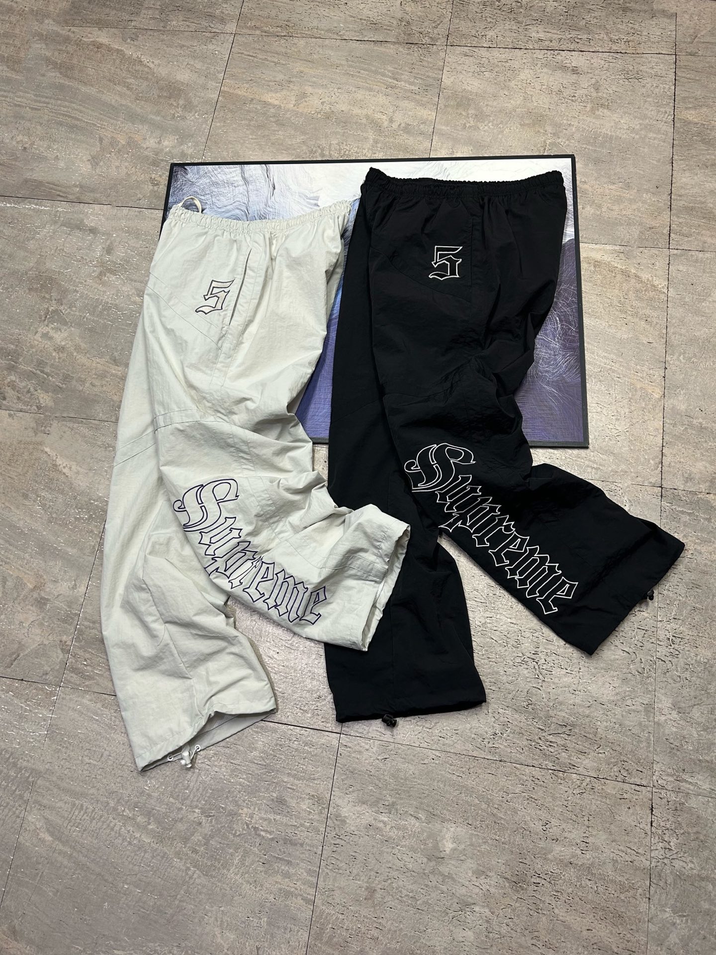 💰245包邮
Supreme SS25 WEEK12 Old English Track Jacket 徽标图案贴花拉链开合立领美式潮流夹克外套 裤子 套装 男女同款
- 颜色:灰白 黑色
- 尺码:S M L XL
【裤子尺码表】
S M L XL
裤长:104 106 108 110
腰围:72-108 76-112 80-116 84-120
臀围: 115 119 123 127
裤口: 25 26 26.8 27
强烈推荐搭配套装,原版购入开发,重工品质,大身超多刺绣logo标识,缜密细腻都是进口机器出货!!内里有网眼布,透气不贴身同时成本非常高!!整体大身拼接分割,衣身重工多处刺绣,同色系Ykk拉链丝滑无比!!全套配置辅料堆满,必须顶级品质!