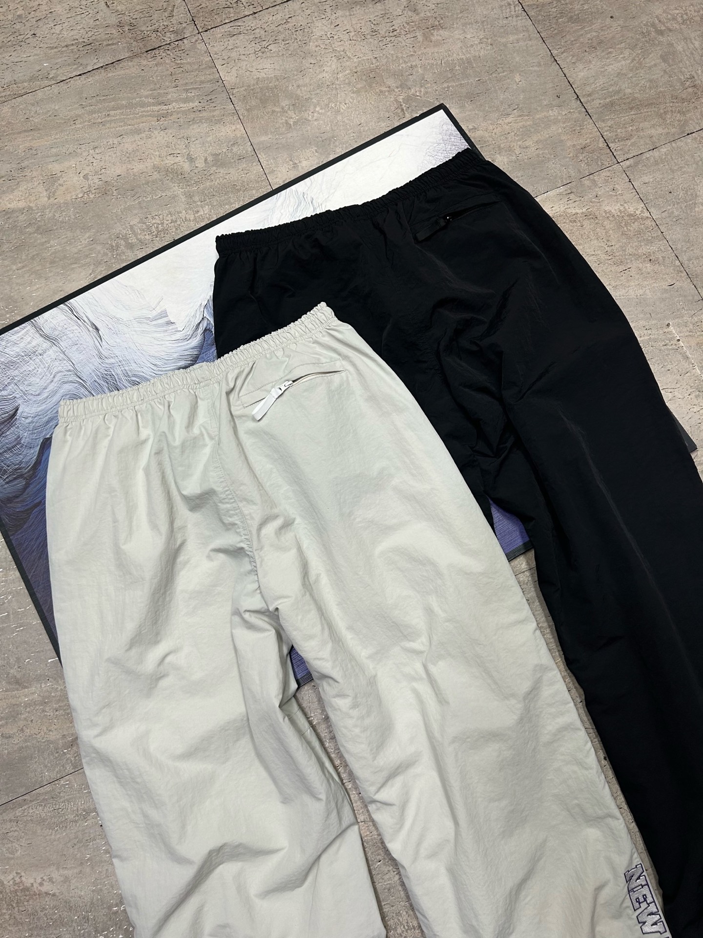 💰245包邮
Supreme SS25 WEEK12 Old English Track Jacket 徽标图案贴花拉链开合立领美式潮流夹克外套 裤子 套装 男女同款
- 颜色:灰白 黑色
- 尺码:S M L XL
【裤子尺码表】
S M L XL
裤长:104 106 108 110
腰围:72-108 76-112 80-116 84-120
臀围: 115 119 123 127
裤口: 25 26 26.8 27
强烈推荐搭配套装,原版购入开发,重工品质,大身超多刺绣logo标识,缜密细腻都是进口机器出货!!内里有网眼布,透气不贴身同时成本非常高!!整体大身拼接分割,衣身重工多处刺绣,同色系Ykk拉链丝滑无比!!全套配置辅料堆满,必须顶级品质!