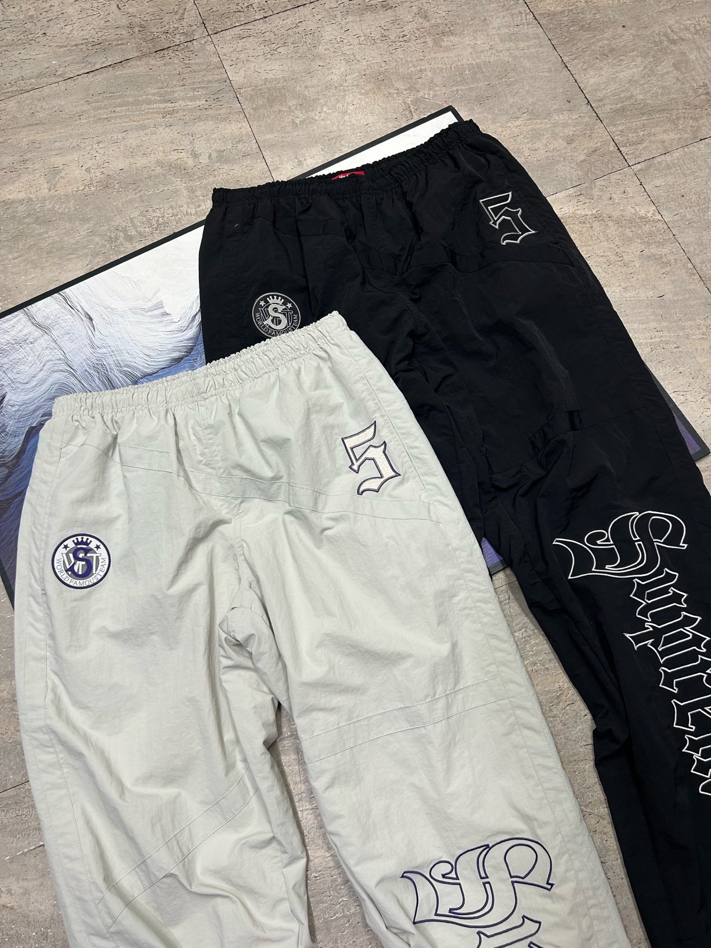 💰245包邮
Supreme SS25 WEEK12 Old English Track Jacket 徽标图案贴花拉链开合立领美式潮流夹克外套 裤子 套装 男女同款
- 颜色:灰白 黑色
- 尺码:S M L XL
【裤子尺码表】
S M L XL
裤长:104 106 108 110
腰围:72-108 76-112 80-116 84-120
臀围: 115 119 123 127
裤口: 25 26 26.8 27
强烈推荐搭配套装,原版购入开发,重工品质,大身超多刺绣logo标识,缜密细腻都是进口机器出货!!内里有网眼布,透气不贴身同时成本非常高!!整体大身拼接分割,衣身重工多处刺绣,同色系Ykk拉链丝滑无比!!全套配置辅料堆满,必须顶级品质!