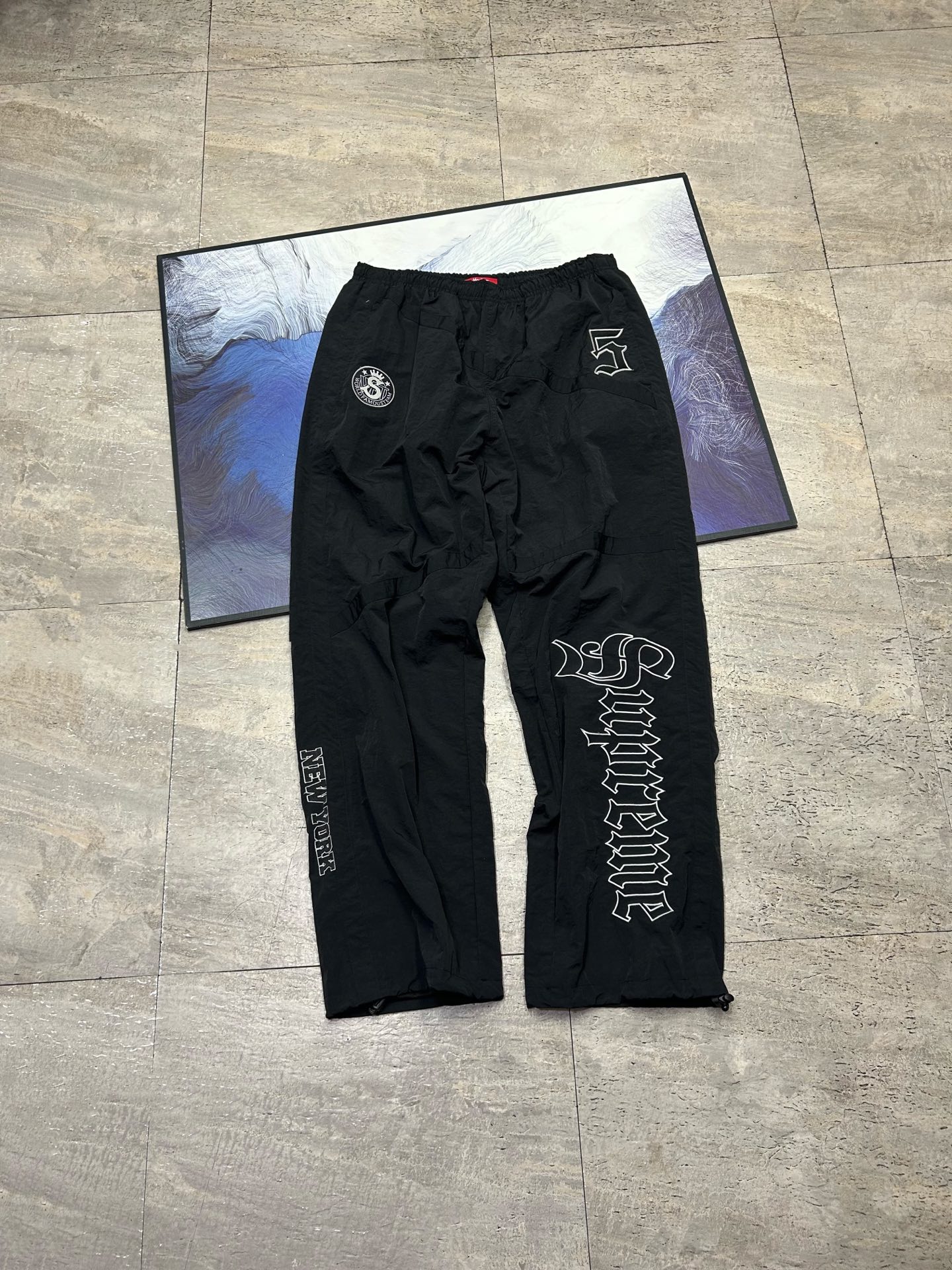💰245包邮
Supreme SS25 WEEK12 Old English Track Jacket 徽标图案贴花拉链开合立领美式潮流夹克外套 裤子 套装 男女同款
- 颜色:灰白 黑色
- 尺码:S M L XL
【裤子尺码表】
S M L XL
裤长:104 106 108 110
腰围:72-108 76-112 80-116 84-120
臀围: 115 119 123 127
裤口: 25 26 26.8 27
强烈推荐搭配套装,原版购入开发,重工品质,大身超多刺绣logo标识,缜密细腻都是进口机器出货!!内里有网眼布,透气不贴身同时成本非常高!!整体大身拼接分割,衣身重工多处刺绣,同色系Ykk拉链丝滑无比!!全套配置辅料堆满,必须顶级品质!
