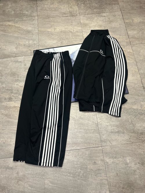 Balenciaga 25FW Tracksuit Five-Stripe Embroidered Jacket and Pants Set 1 Balenciaga 25FW Tracksuit Five-Stripe Embroidered Jacket and Pants Set