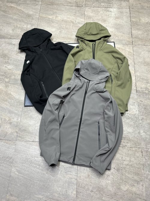 Descente Men's Fleece Lined Water-Resistant Hooded Softshell Jacket 1 Descente Men's Fleece Lined Water-Resistant Hooded Softshell Jacket