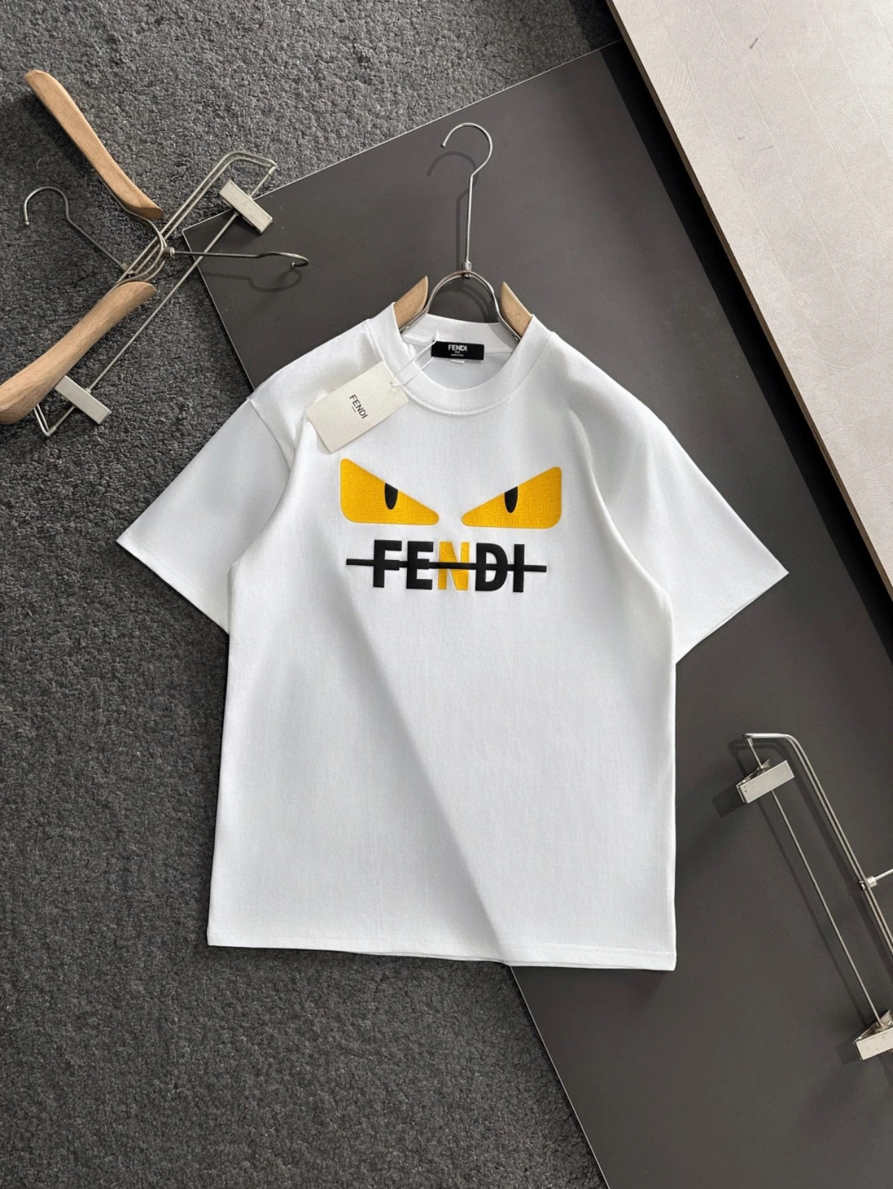 Fendi T-shirt met Monster Print - Stijlvolle en Comfortabele Katoenen Top