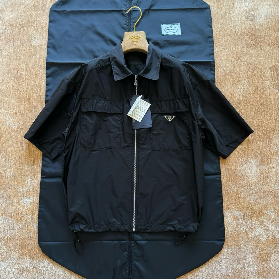 NO:823520,Prad Re-Nylon Regenerated Nylon Shirt Short Sleeve Re-Nylon fabric Regenerated nylon The neckline adopts the half-moon angular process. The details of the double stitching on the back are more streamlined. The zipper placket adds a simple and practical fashion touch. Pig nose button drawstring. Adjustable hem width. Oversize version. Straight hem size: s/m/l/xl, Prada-clothing, prada, prada, versace, shirts, T-shirt,19860909Prad Re-Nylon再生尼龙衬衫短袖 Re-Nylon面料 再生尼龙 领口采用半圆月凌角工艺后背双复式拼接的细节上身更有线条而拉链衣襟则增添了一抹简洁而实用的时尚触感 猪鼻扣 抽绳 可调节下摆宽度Oversize版型 平直底边 size: s/m/l/xl,普拉达-服装,prada,prada,versace,shirts,T-shirt,,Women's clothing