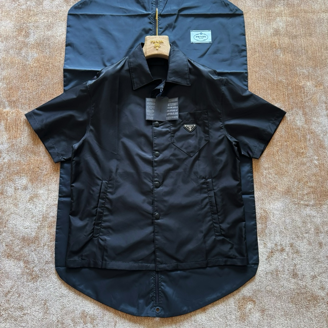 NO:823472,Prad Re-Nylon regenerated nylon Solid color triangle metal logo Casual buttoned shirt Short sleeves Re-Nylon fabric Regenerated nylon Waterproof and drape Practical pocket design Copper snap button Loose Oversize version size: s/m/l/xl, Prada-clothing, prada, prada, versace, shirts, T-shirt,19860909Prad Re-Nylon再生尼龙 纯色三角标金属徽标 休闲扣衬衫 短袖 Re-Nylon面料 再生尼龙 防水有垂感 实用的口袋设计 铜制四合扣 宽松 Oversize版型 size: s/m/l/xl,普拉达-服装,prada,prada,versace,shirts,T-shirt,,Women's clothing