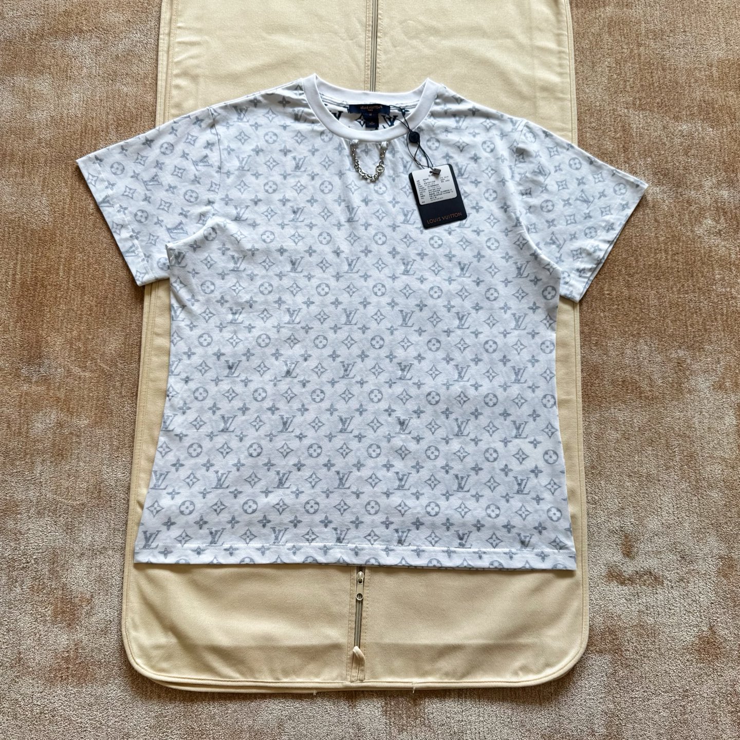 NO:775868,1v fully printed chain short-sleeved T-shirt 200g 16-count single-sided high-quality fine cotton, fully-processed fermentation-washed fabric, the finished fabric has excellent fermentability, the ready-made clothes are hand-tied and shaped, the finished fabric is directly sprayed with glue printing, customized hardware chain size: s/m/l/xl, Louis Vuitton-clothing, Louis Vuitton, T-shirt, tees, t-shirt,198609091v 满印链条短袖T恤 200g 16支单面高品精疏棉 全工艺面酵洗面料 成品布毛酵性极佳 ,成衣采用手工扎花定型,成品布匹直喷胶浆印花,定制五金链条size:s/m/l/xl,路易威登-服装,louis vuitton,T-shirt,tees，t-shirt,,Women's clothing