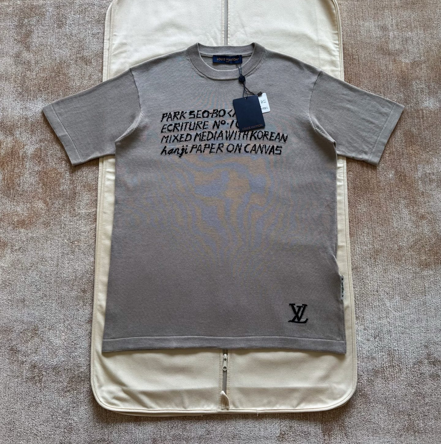 NO:775862,1v 25ss letter jacquard woolen short-sleeved T-shirt, fully combed cotton yarn, refer to the version  Coloring and dyeing, refer to Y version 11 to count the pattern, it takes 3 days, manually count 13095 pinholes, the real perfect 11, woven by the latest wool hanging machine, 13 sand spits are used for weaving alternately back and forth during weaving, purely manual thread picking, knot head inspection, and only after random inspection can seam picking and washing water size: s/m/l/xl, Louis Vuitton-clothing, louis vuitton, T-shirt, tees, t-shirt,198609091v 25ss 字母提花毛织短袖T恤 全精梳棉纱 参照版进行 打色定染,参照y版11细数花型,耗时3天,人工细数13095个针孔,真正的完美11,最新款挂毛机编织而成,编织时由13把沙嘴来回交替进行编织,纯手工挑线,打结头检验,抽查后才能进行缝挑洗水size:s/m/l/xl,路易威登-服装,louis vuitton,T-shirt,tees，t-shirt,,Women's clothing