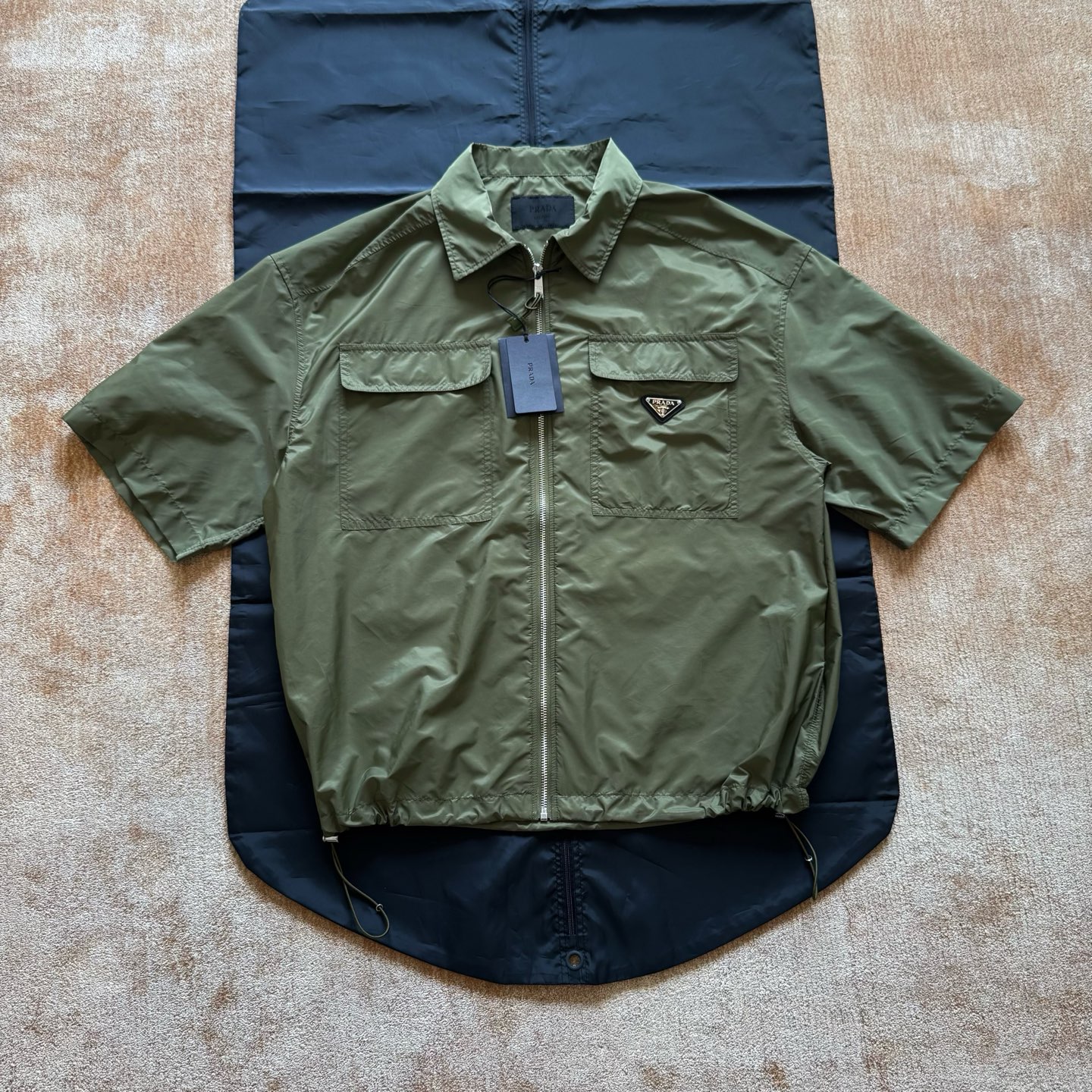 NO:823490,Prad Re-Nylon Regenerated Nylon Shirt Short Sleeve Re-Nylon fabric Regenerated nylon The neckline adopts the half-moon angular process. The details of the double stitching on the back are more streamlined. The zipper placket adds a simple and practical fashion touch. Pig nose button drawstring. Adjustable hem width. Oversize version. Straight hem size: s/m/l/xl, Prada-clothing, prada, prada, versace, shirts, T-shirt,19860909Prad Re-Nylon再生尼龙衬衫短袖 Re-Nylon面料 再生尼龙 领口采用半圆月凌角工艺后背双复式拼接的细节上身更有线条而拉链衣襟则增添了一抹简洁而实用的时尚触感 猪鼻扣 抽绳 可调节下摆宽度Oversize版型 平直底边 size: s/m/l/xl,普拉达-服装,prada,prada,versace,shirts,T-shirt,,Women's clothing